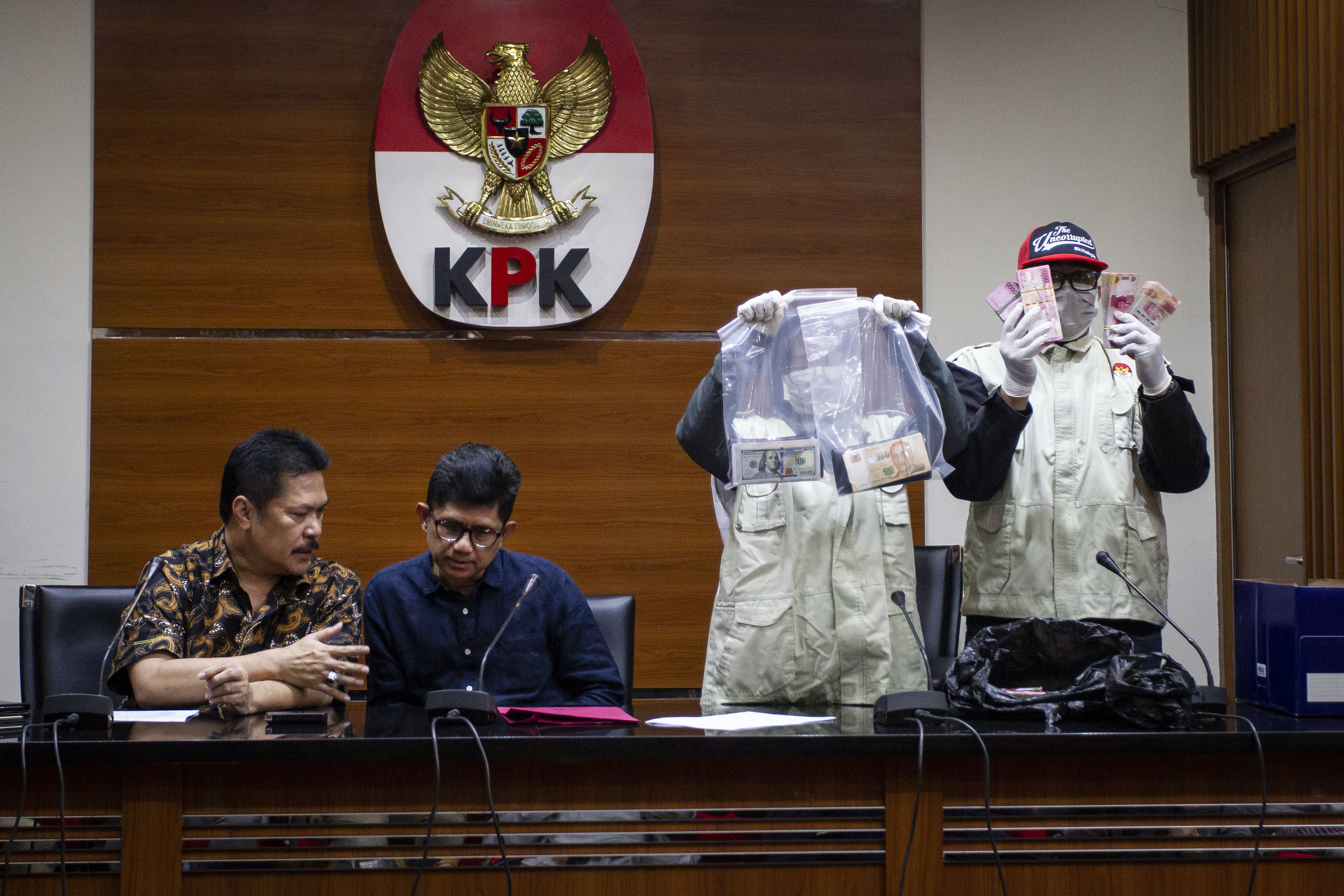 Wakil Ketua KPK Laode M Syarif (kedua kiri) bersama Jaksa Agung Muda Intelijen Jan S Maringka (kiri) di gedung KPK, Jakarta, Sabtu (29/6)