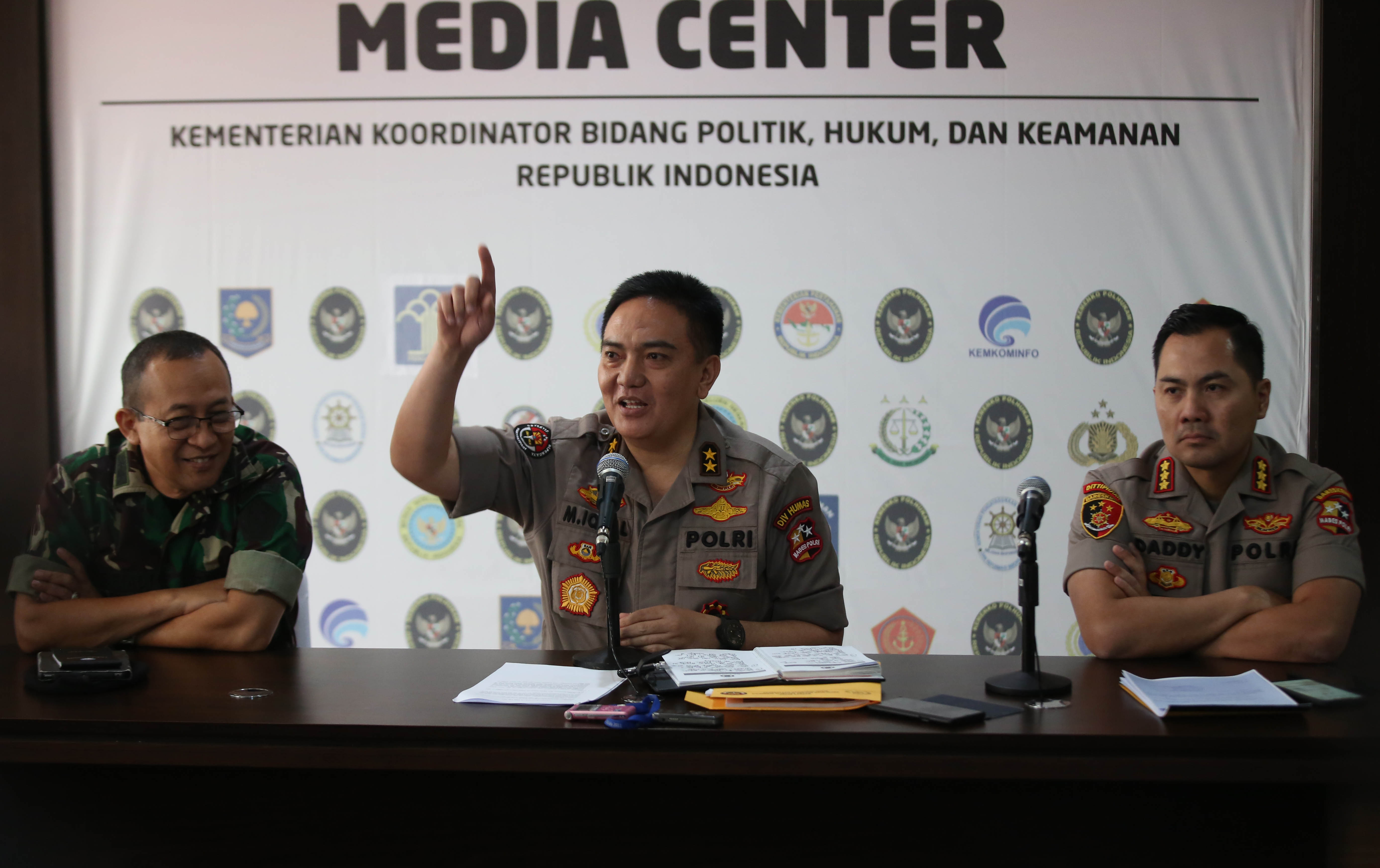 Kepala Divisi Humas Polri Inspektur Jenderal M. Iqbal (tengah)