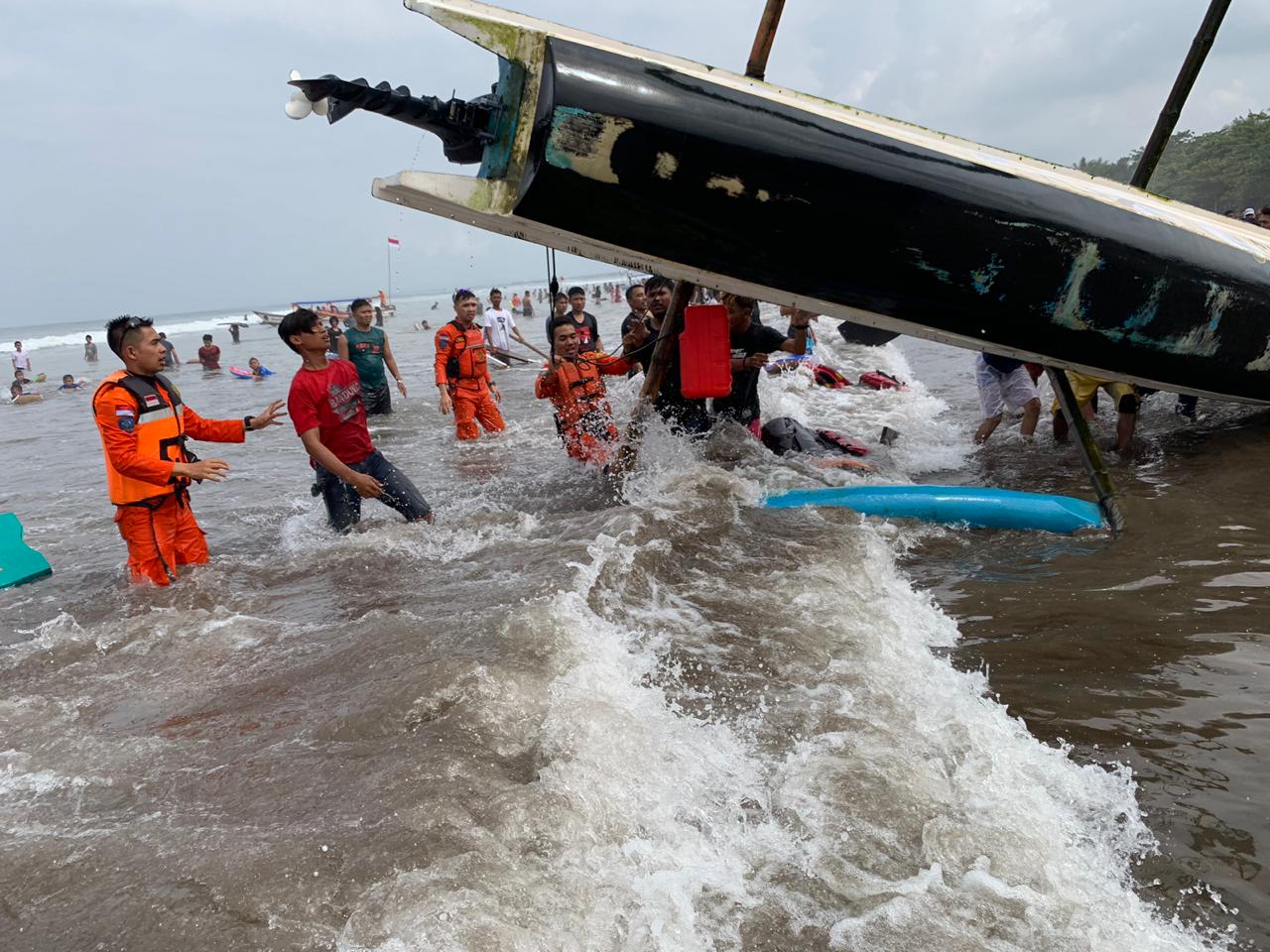 Basarnas Bandung bersama Tim Siaga Posko Pangandaran menyelamatkan dua korban kapal terbalik di pantai Pangandaran, Sabtu (8/6). 