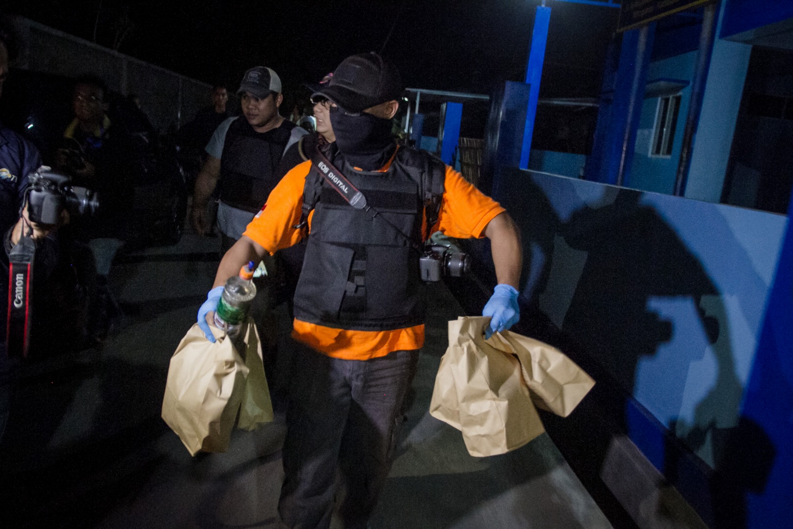 Polisi membawa barang bukti usai penggeledahan rumah pelaku peledakan Pospam Kartasura di dusun Kranggan, Wirogunan, Kartasura, Sukoharjo