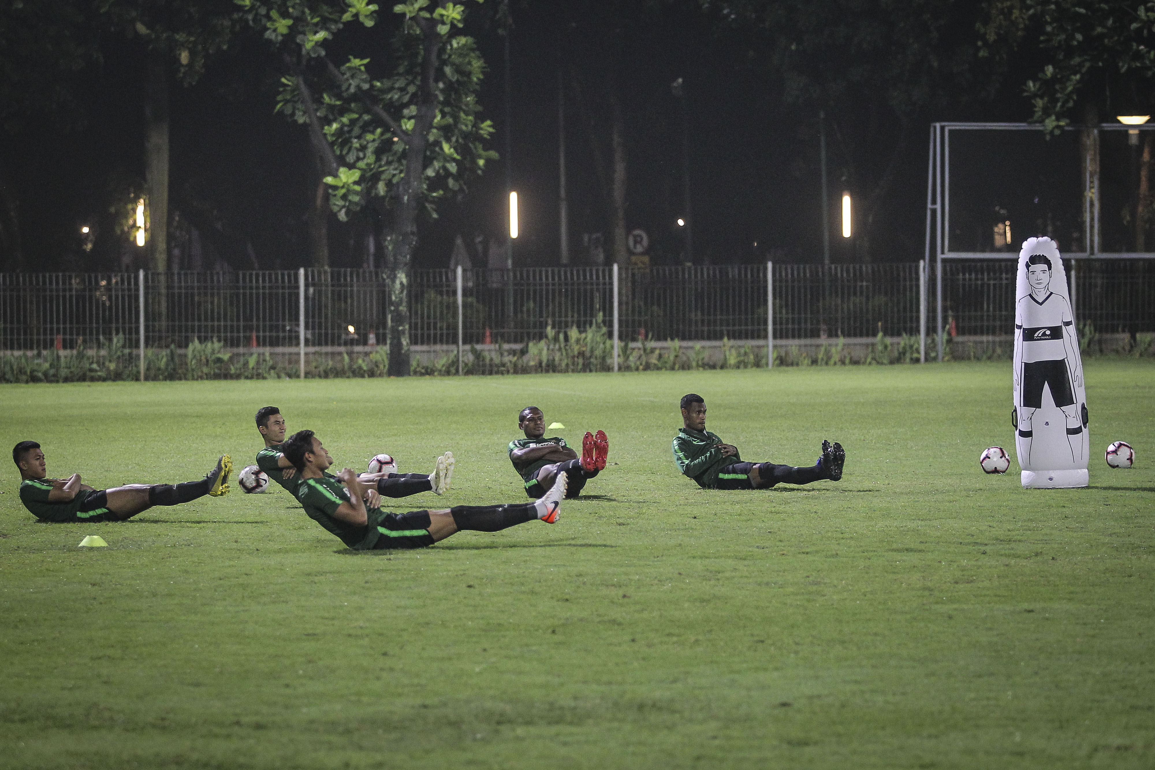 Pesepak bola timnas Indonesia mengikuti sesi latihan di lapangan ABC Gelora Bung Karno (GBK), Senayan, Jakarta.