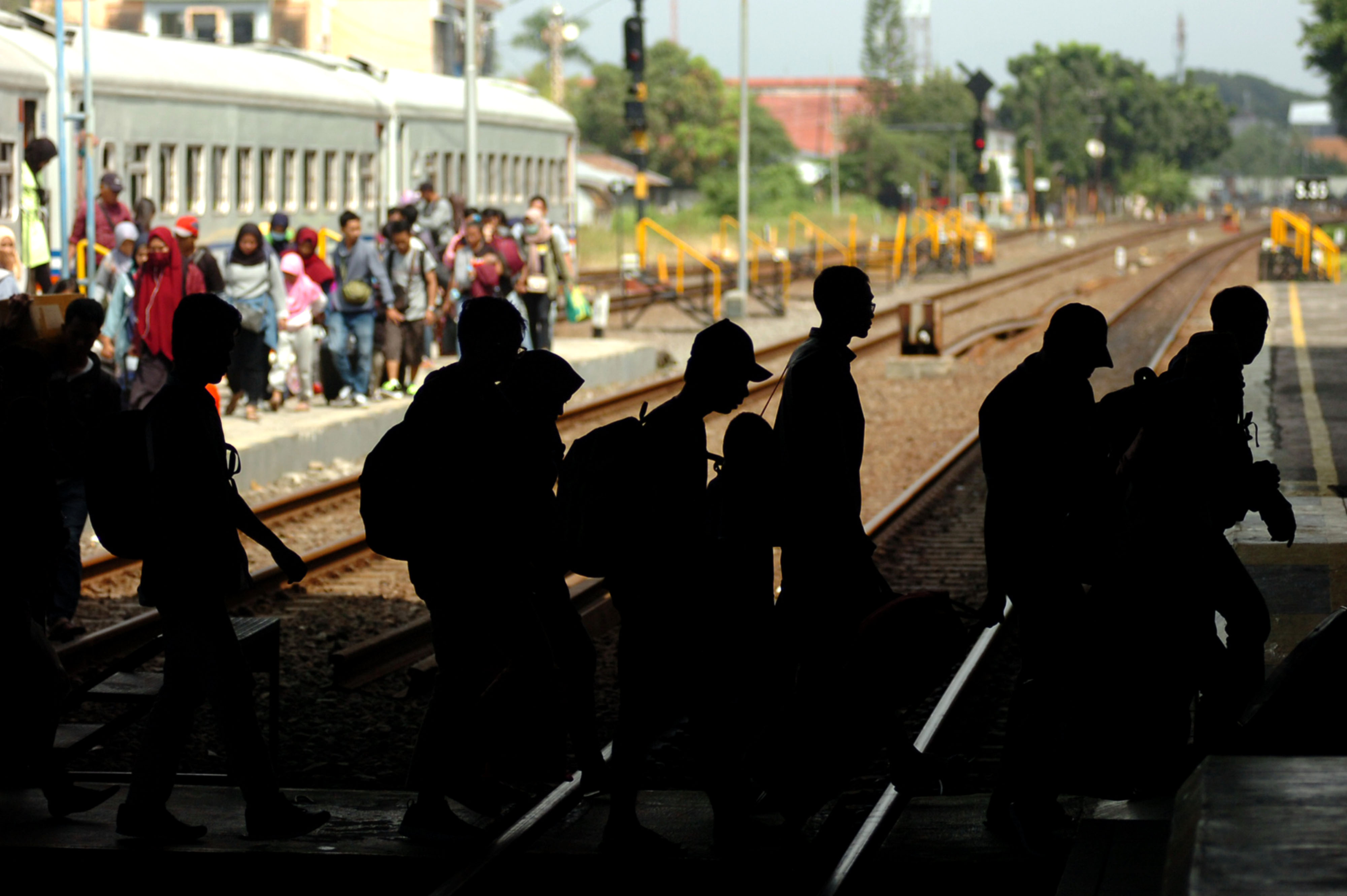  Sejumlah pemudik penumpang Kereta Api (KA) Tegal Ekspres rute Jakarta-Tegal tiba di Stasiun Tegal,