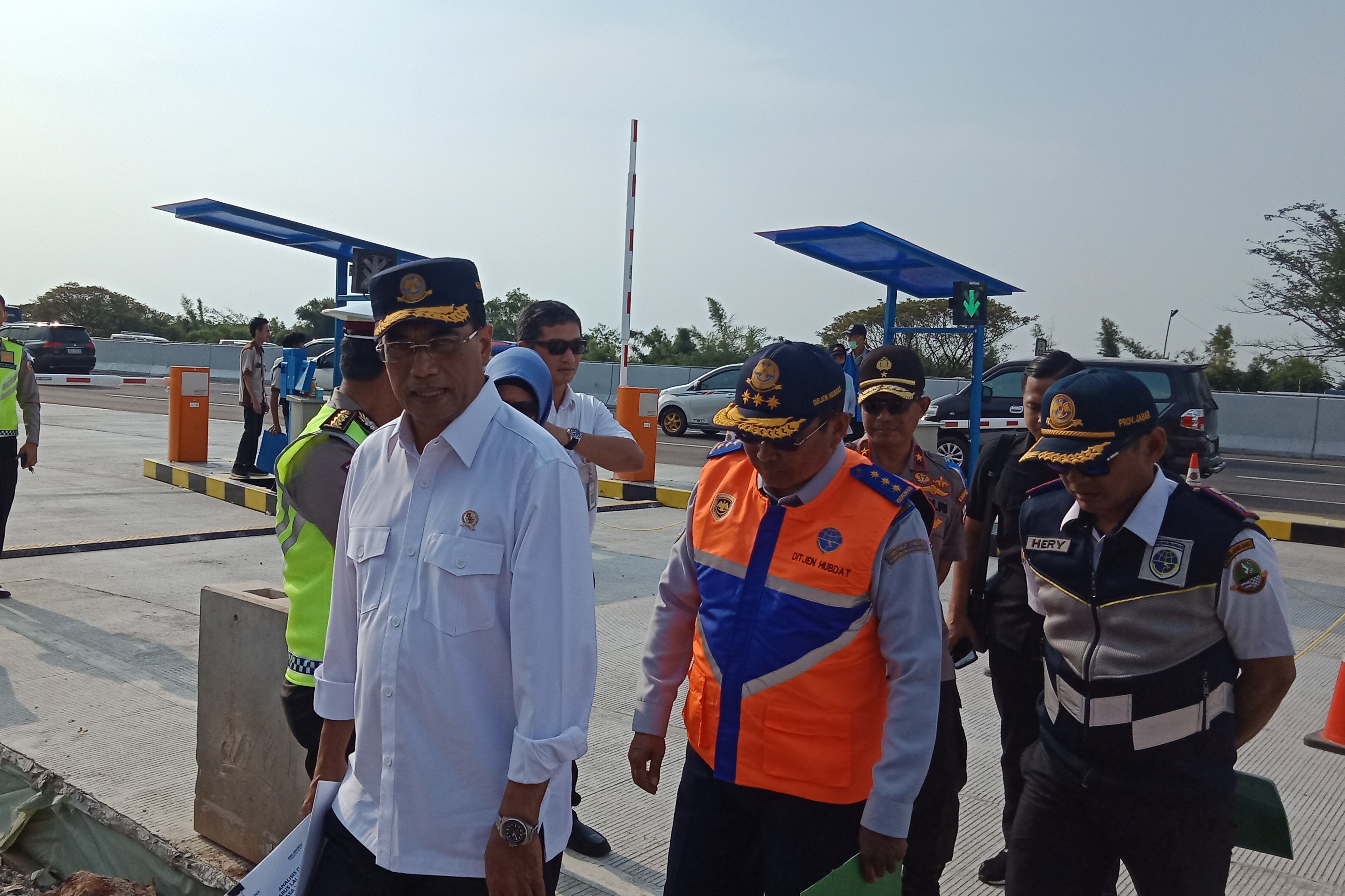 Menteri Perhubungan Budi Karya Sumadi meninjau Gerbang tol Cikampek Utama, Jumat  (7/6).