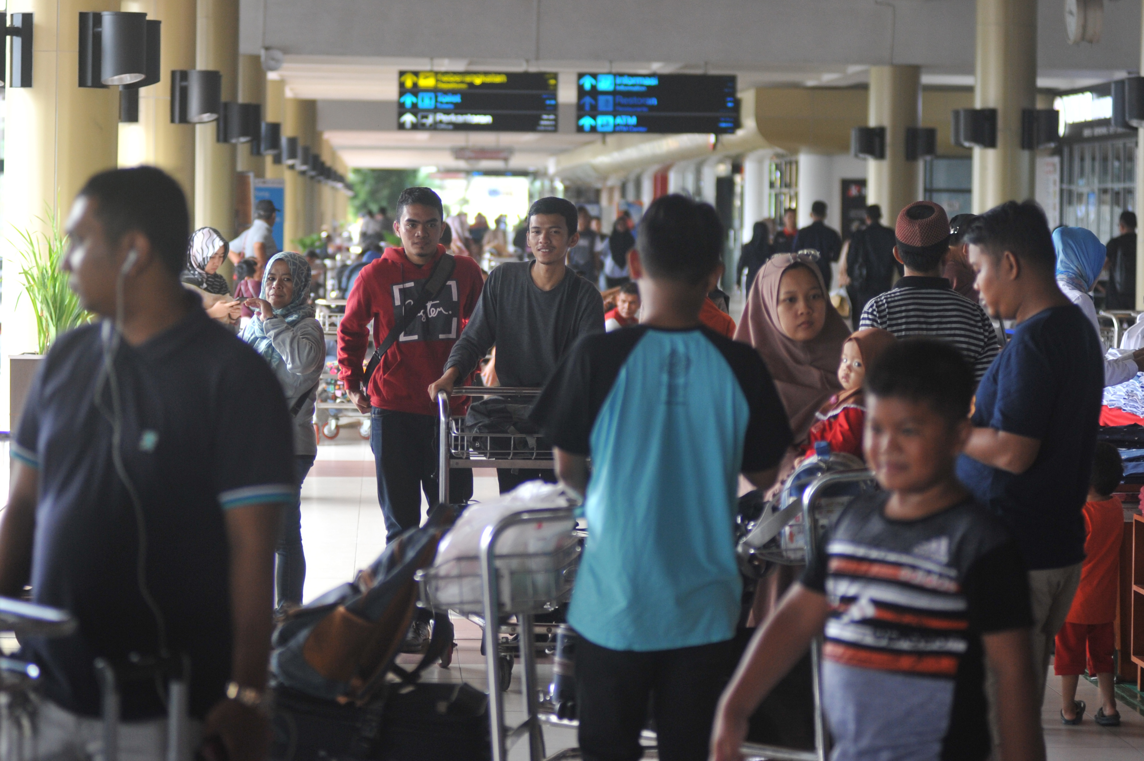 Sejumlah calon penumpang pesawat udara, berada di terminal keberangkatan, Bandara Internasional Minangkabau (BIM)