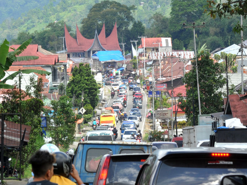 Sejumlah kendaraan terjebak macet di Jalan Raya Padang - Pekanbaru, Panyalaian, Kab.Tanah Datar, Sumatera Barat.