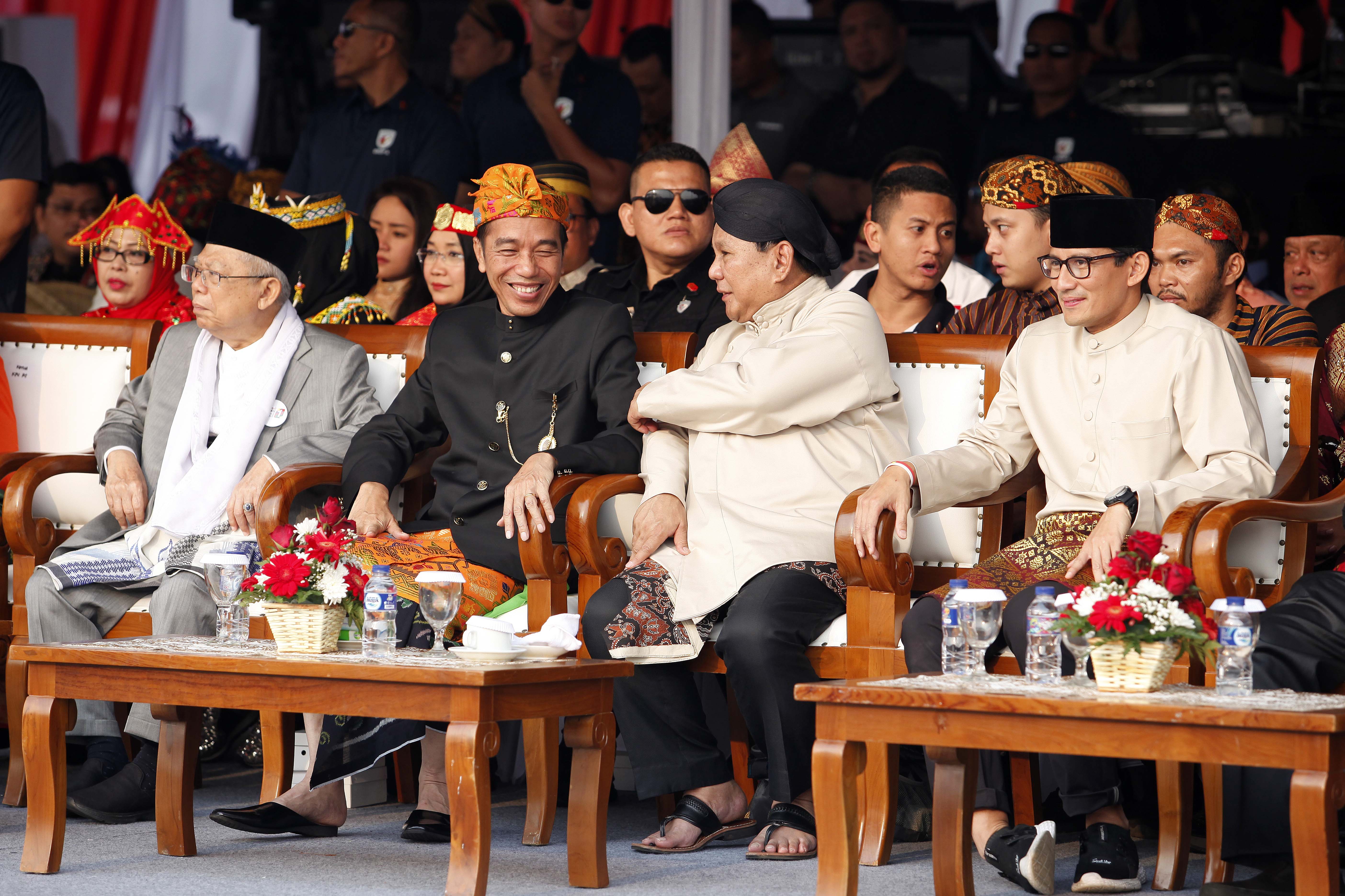  Pasangan capres cawapres nomor urut 1 Joko Widodo-Ma'ruf Amin (kiri) dan nomor urut 2 Prabowo Subianto-Sandiaga Uno