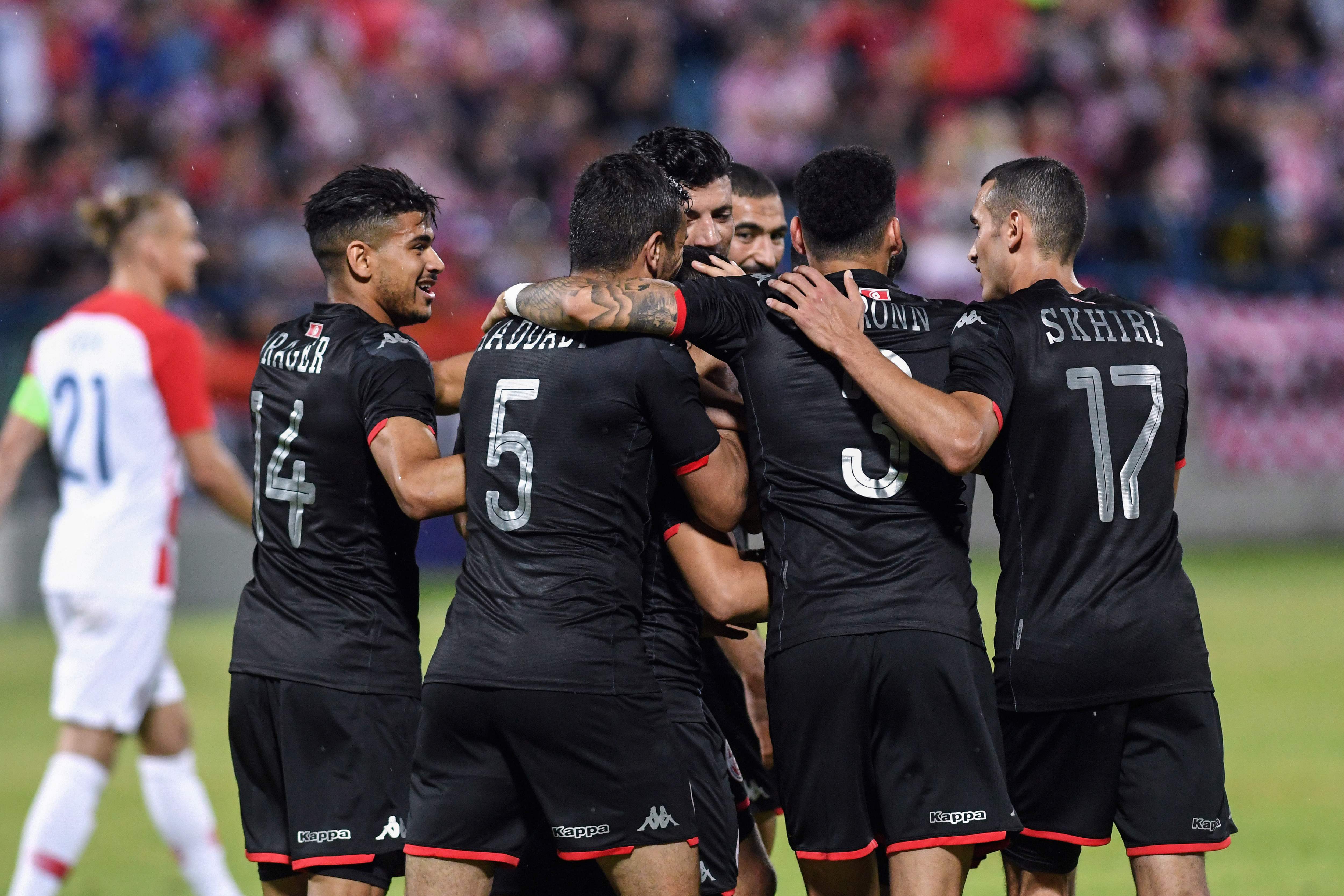Para pemain Tunisia merayakan gol kedua mereka ke gawang Kroasia.