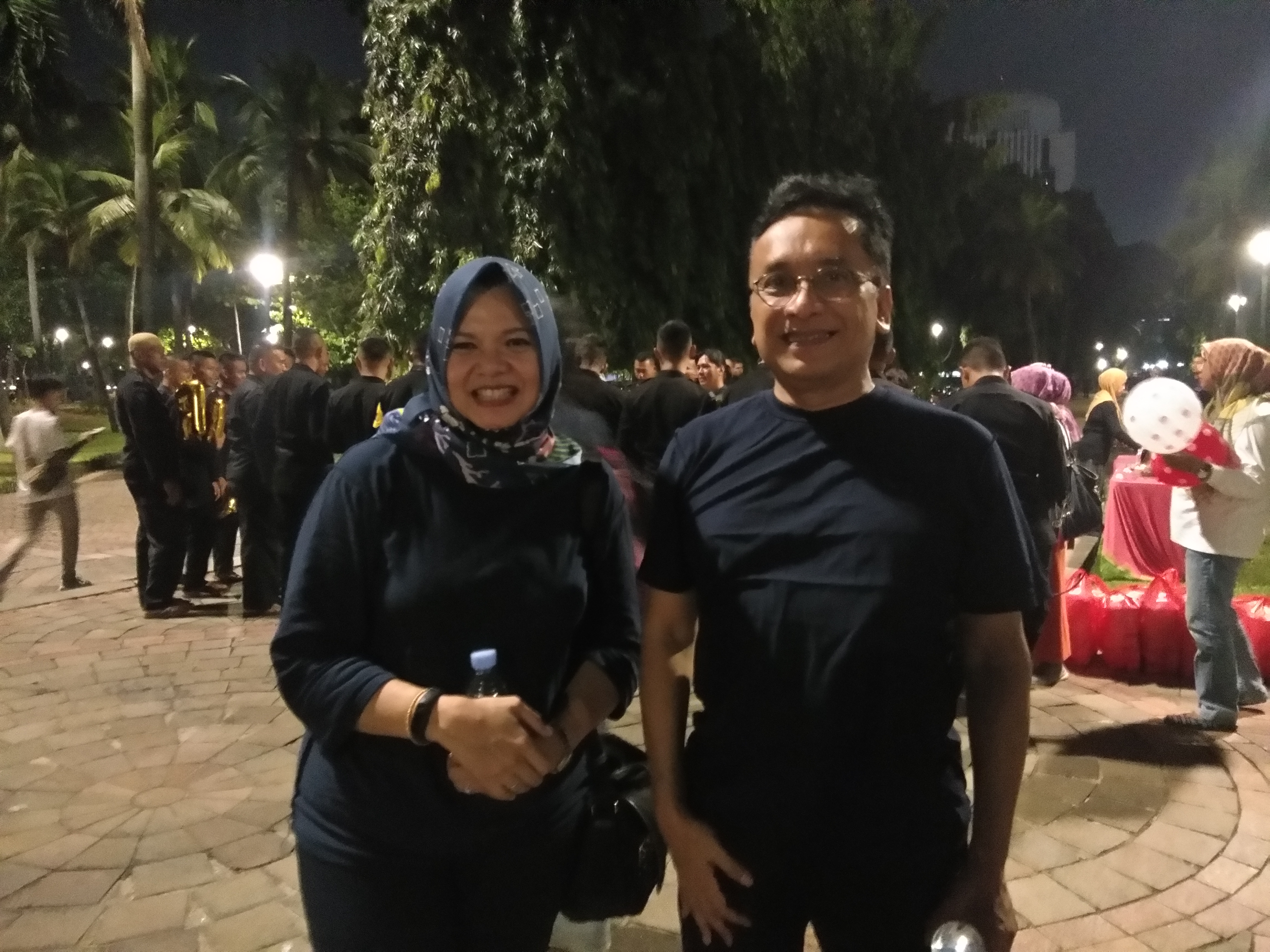 Ketua Alumni Trisakti untuk Jokowi Muhanto Hatta (kanan) dan Sekjen Alumni Trisakti untuk Jokowi Sarah Wijanarko (kiri)