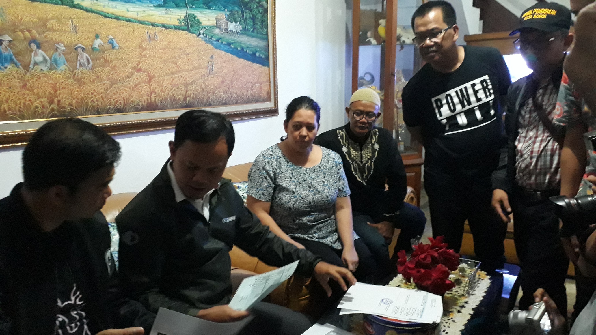 Wali Kota Bogor Bima Arya (kedua dari kiri) saat menkroscek ke pemilik rumah (perempuan) terkait nama dan alamat calon peserta PPDB.