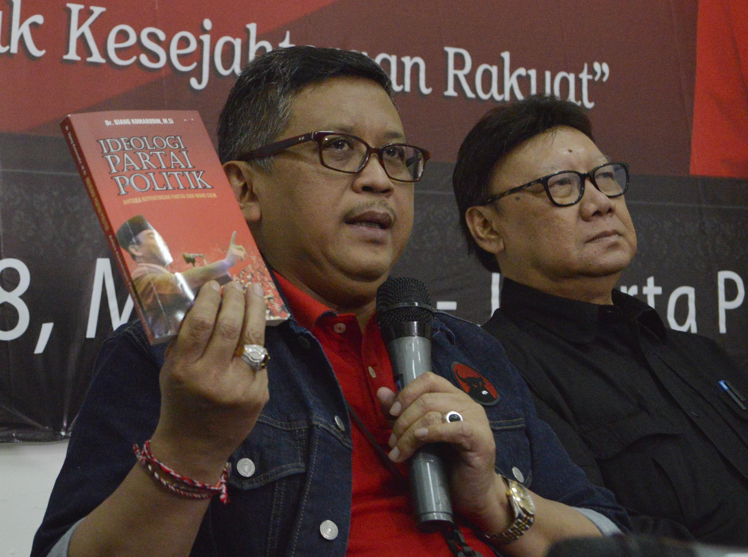 Sekjen PDIP Hasto Kristiyanto (kiri)