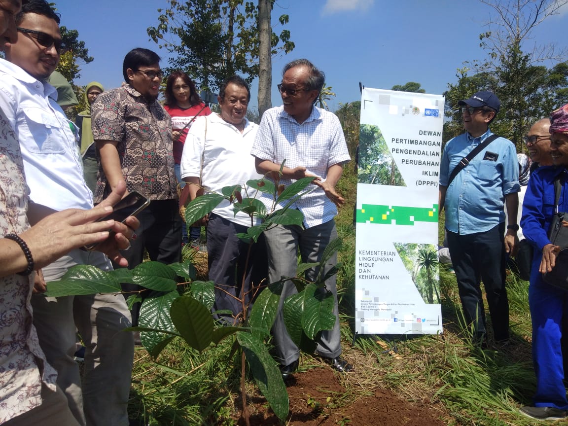 Ketua Dewan Pertimbangan Pengendalian Perubahan Iklim Sarwono Kusumaatmadja (tengah) bersama penggagas Hutan Organik Bambang Istiawan