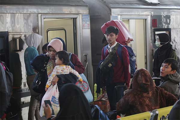 Penumpang kereta api Taksaka dari Yogyakarta tiba di Stasiun Gambir, Jakarta, Minggu (9/6/2019). 