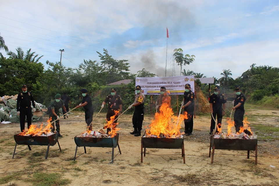 Pemusnahan rokok dan kosmetik ilegal di Kuala Langsa
