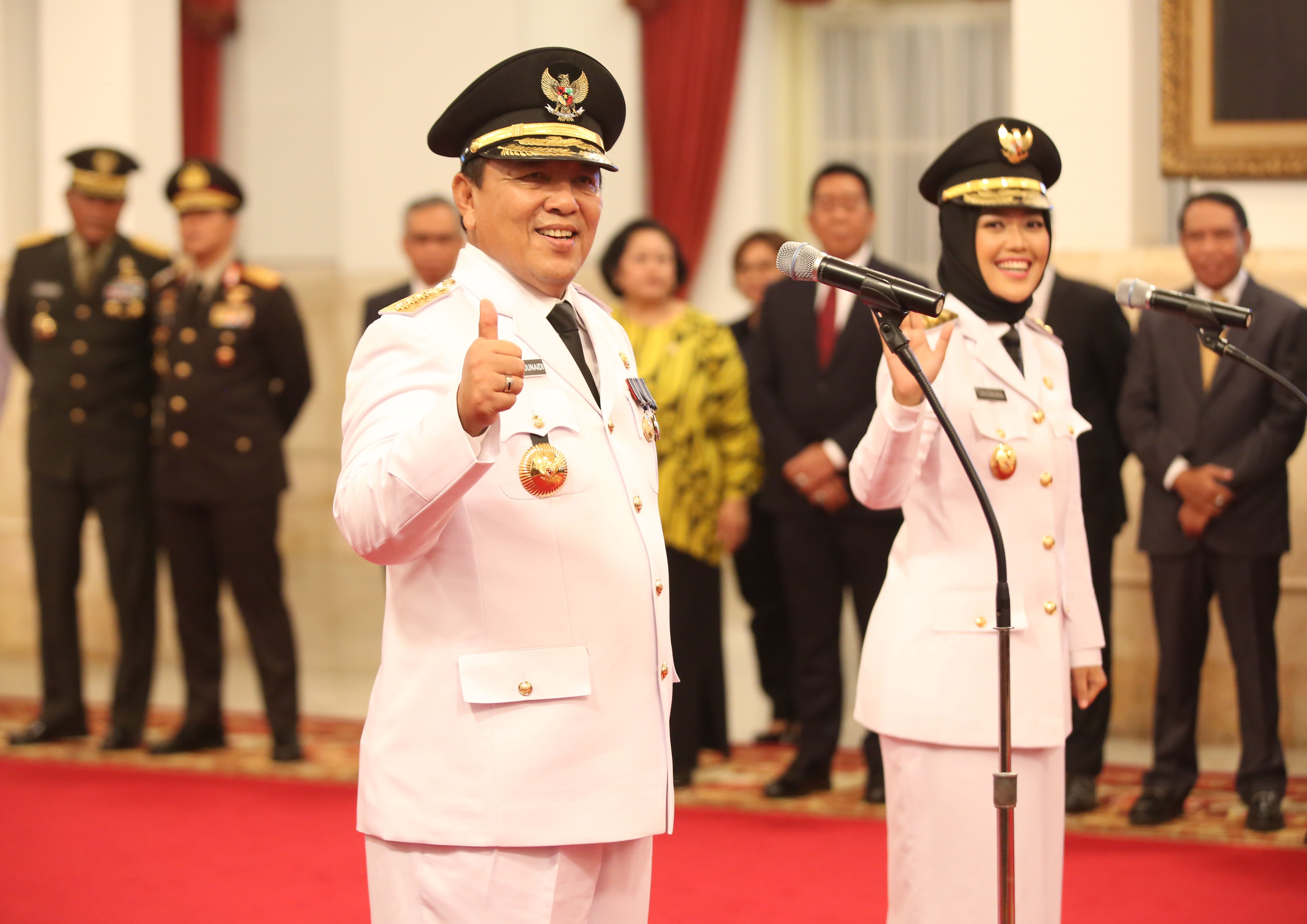 Gubernur Provinsi Lampung Arinal Djunaidi dan Wakil Gubernur Chusnunia Chalim (Nunik) saat akan dilantik di Istana Negara.