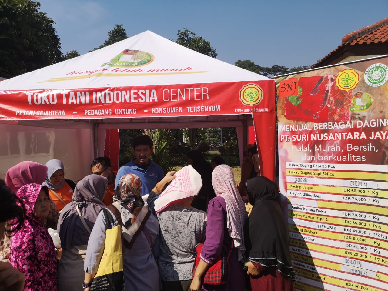 Suasan Toko Tani Indonesia Center. Untuk memotong mata rantai distribusi komoditas pertanian,  pemerintah mendirikan Toko Tani Indonesia. 