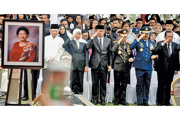 Sejumlah pejabat negara memberikan hormat dalam upacara pemakaman istri Presiden ke-6 RI Susilo Bambang Yudhoyono, Ani Yudhoyono