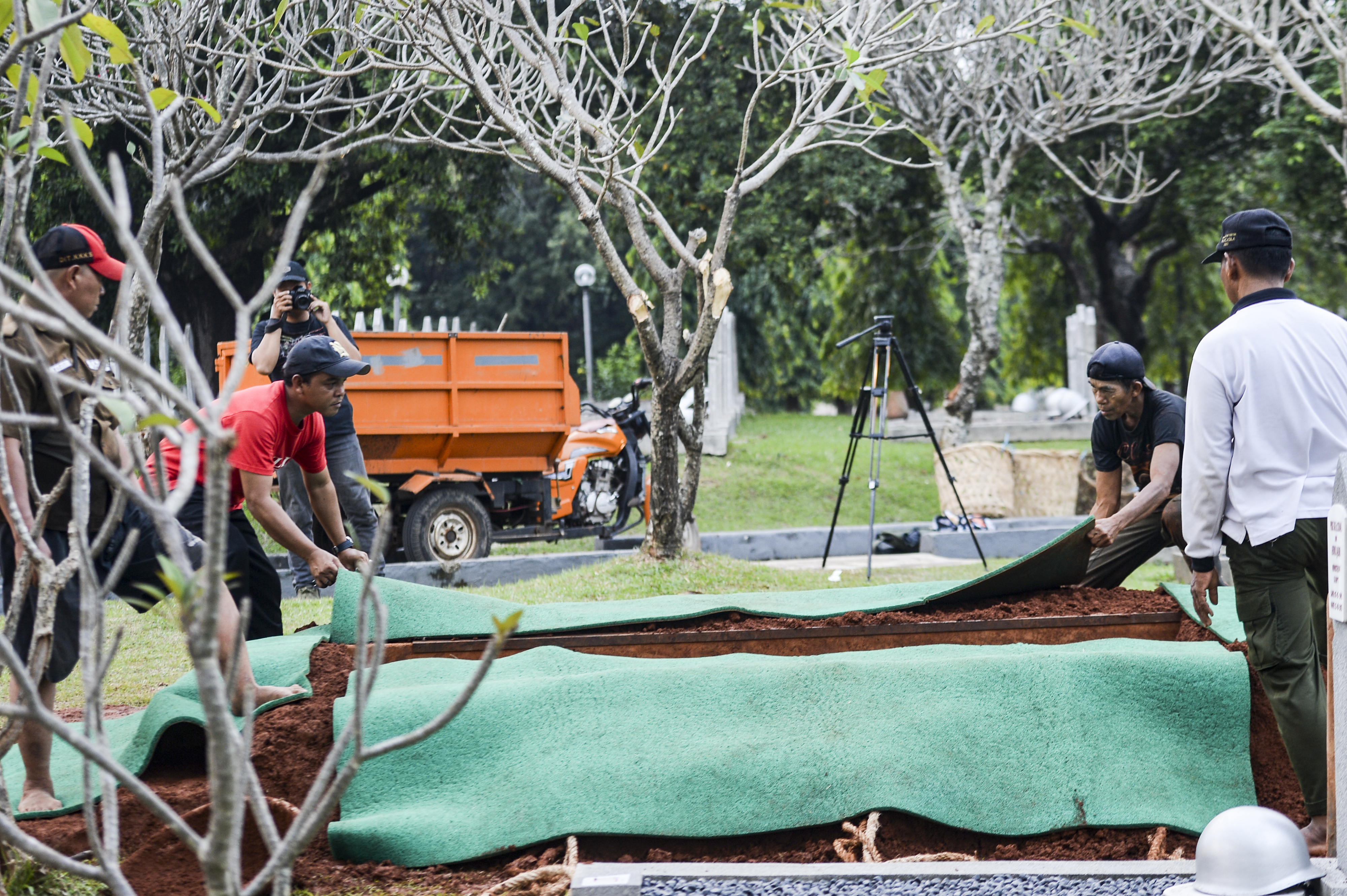 Sejumlah pekerja membuat liang kubur yang disiapkan untuk jenazah Ibu Negara 2004-2014 Ani Yudhoyono di TMP Kalibata Jakarta, Sabtu (1/6).