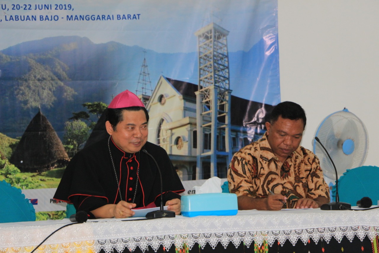 Administrator Apostolik Mgr Silvester San sedang berbicara dalam konferensi sekolah-sekolah Katolik se-Flores Lembata di Labuan Bajo.