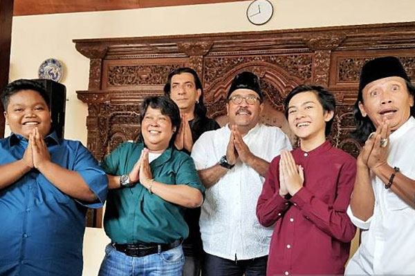 Keluarga besar Si Doel dalam acara silaturahmi Lebaran di kediaman Rano Karno, Jakarta, Kamis (6/6/2019) 