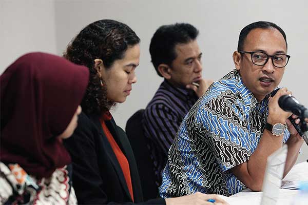 ara pembicara (dari kiri) peneliti Mappi Siska Trisia, moderator Lalola Esther, Biro Hukum KPK Rasamala Aritonang, dan mantan komisioner KPK