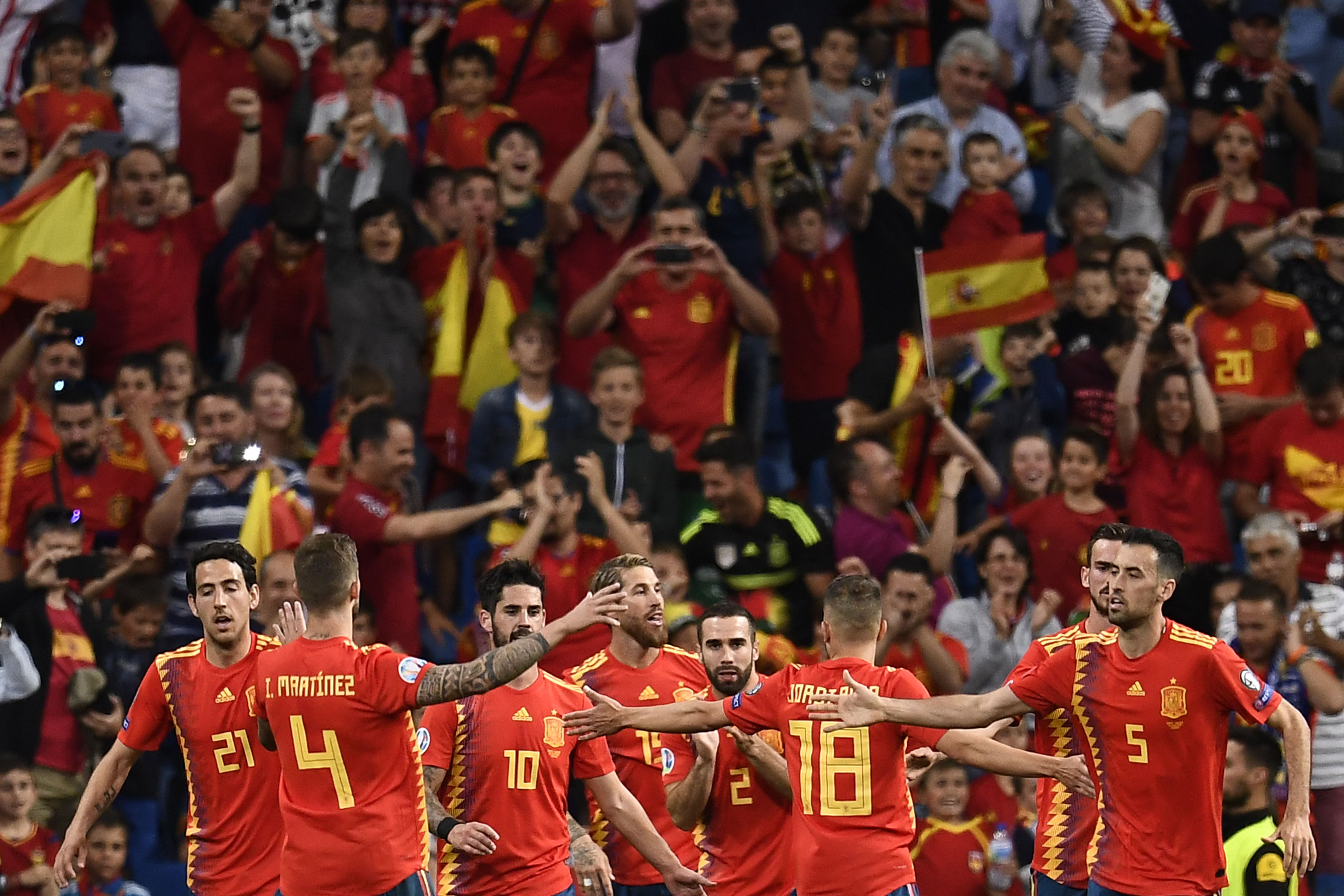 Bek Spanyol Sergio Ramos (C) merayakan golnya bersama rekan satu timnya selama pertandingan kualifikasi grup UEFA Euro 2020 