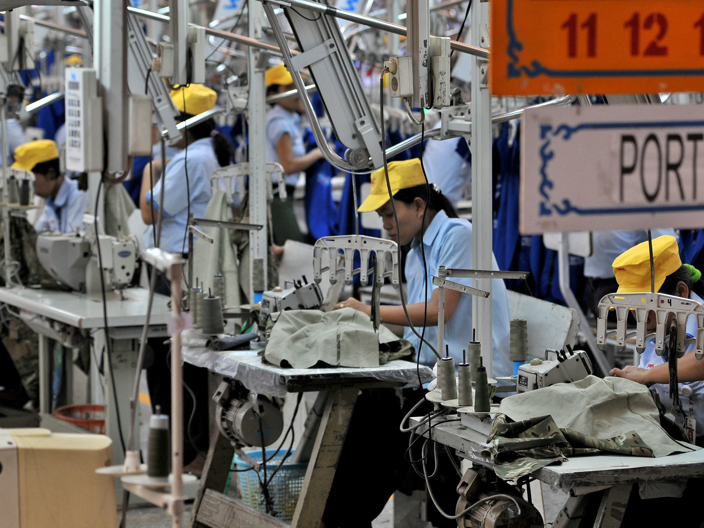  Pekerja menjahit pakaian untuk seragam militer tentara Portugal, di pabrik PT Sri Rejeki Isman (Sritex), Sukoharjo