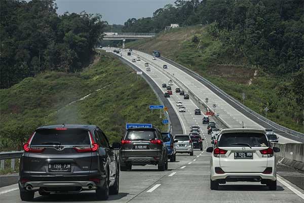 Kendaraan pemudik melintas di Jalan Tol Trans Jawa Semarang-Solo, Ungaran, Kabupaten Semarang, Jawa Tengah, Minggu (2/6/2019).