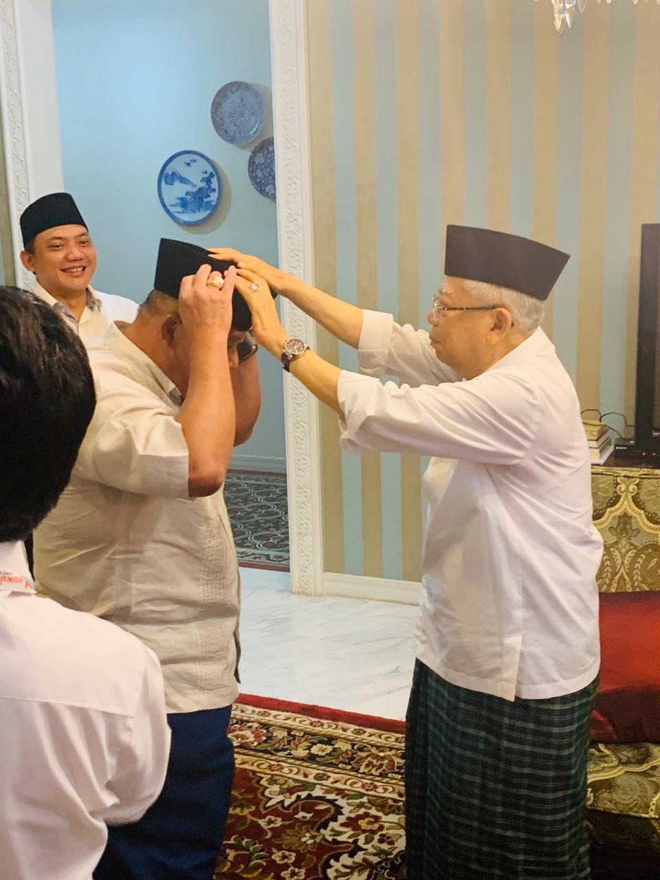 Ma'ruf Amin kenakan kopiah ke kuasa hukum TKN