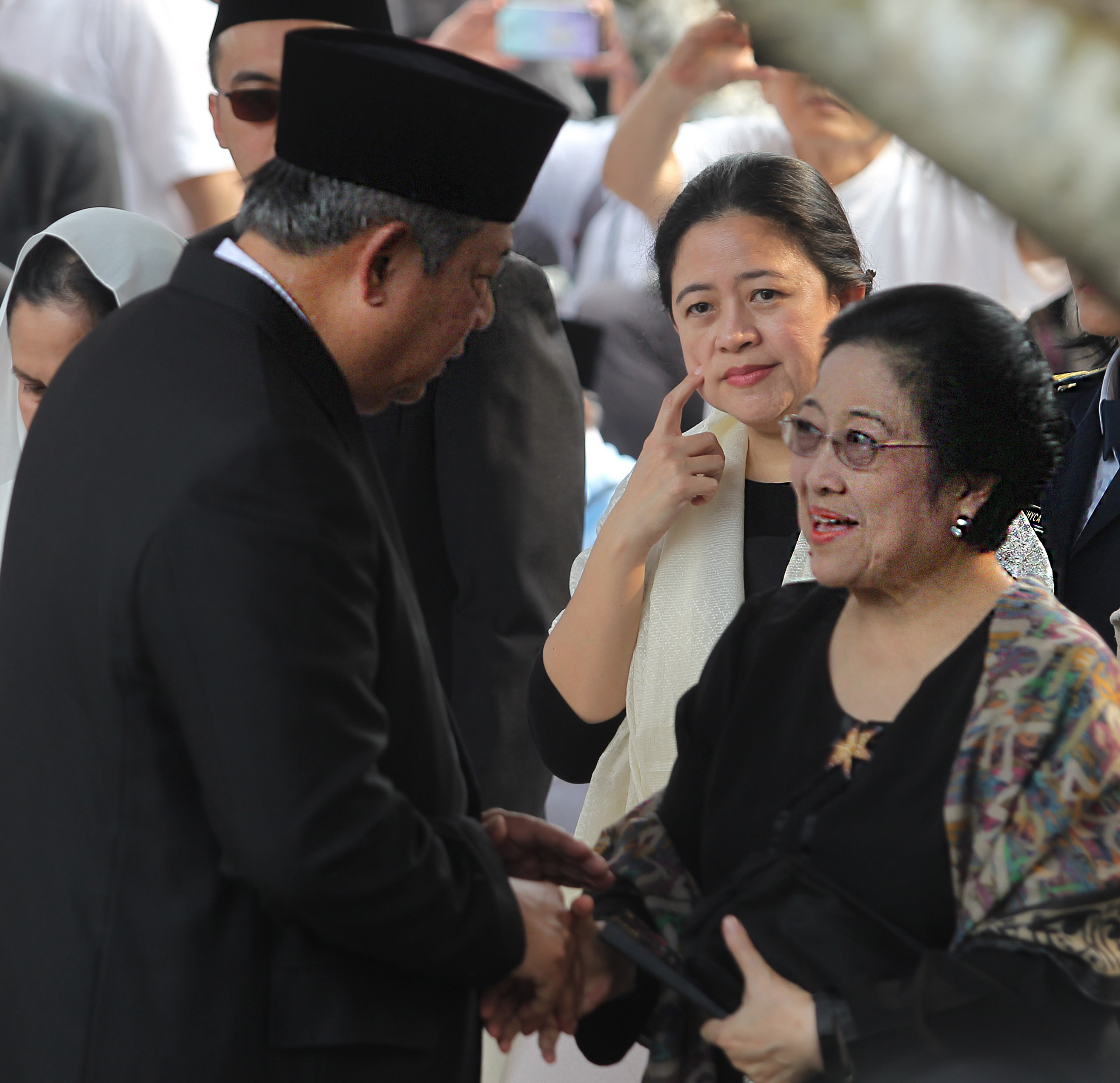 Megawati berjabat tangan dengan SBY saat pemakaman Ani Yudhoyono