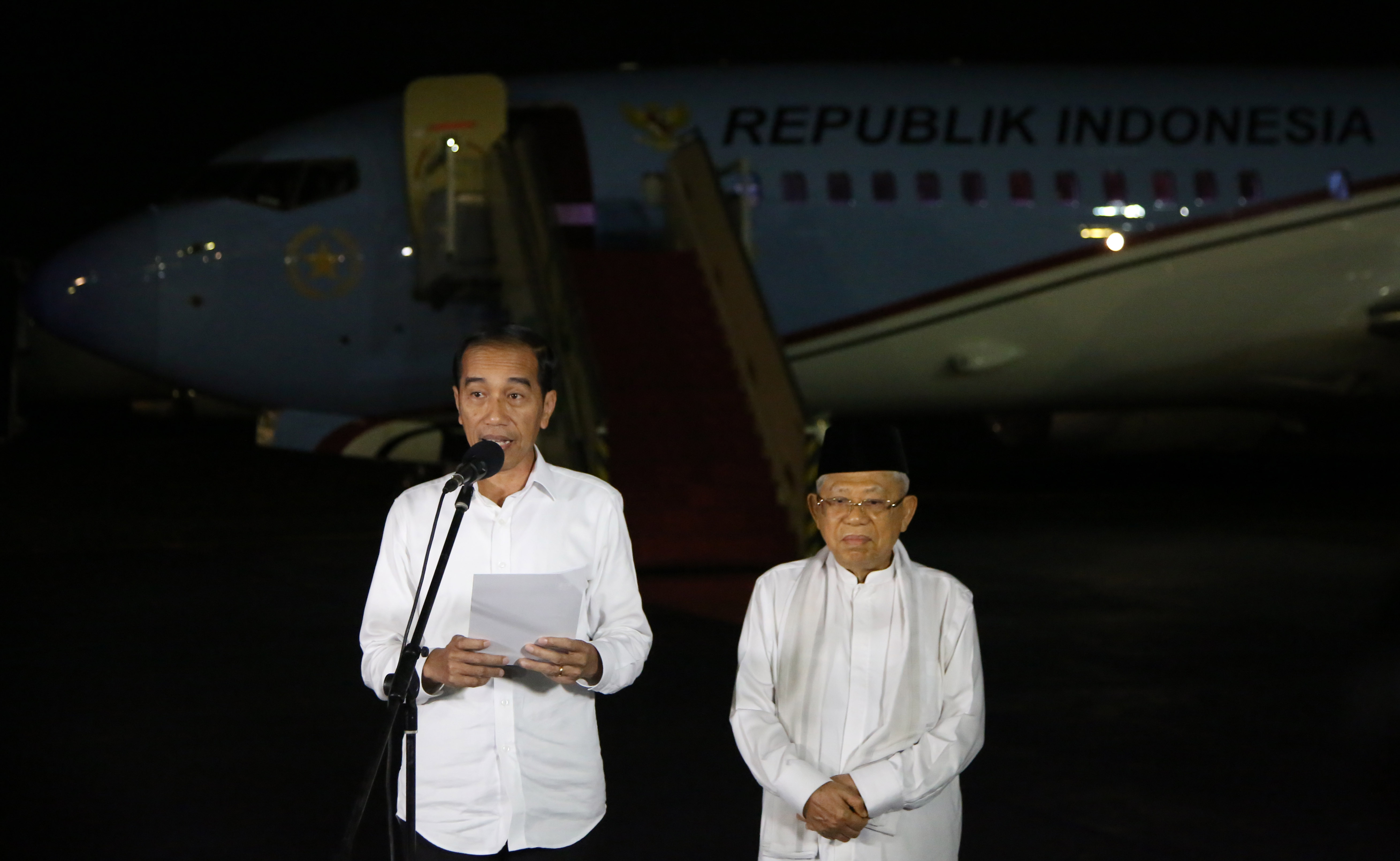 Calon Presiden nomor urut 01 Joko Widodo (kiri) memeluk calon Wakil Presiden Ma