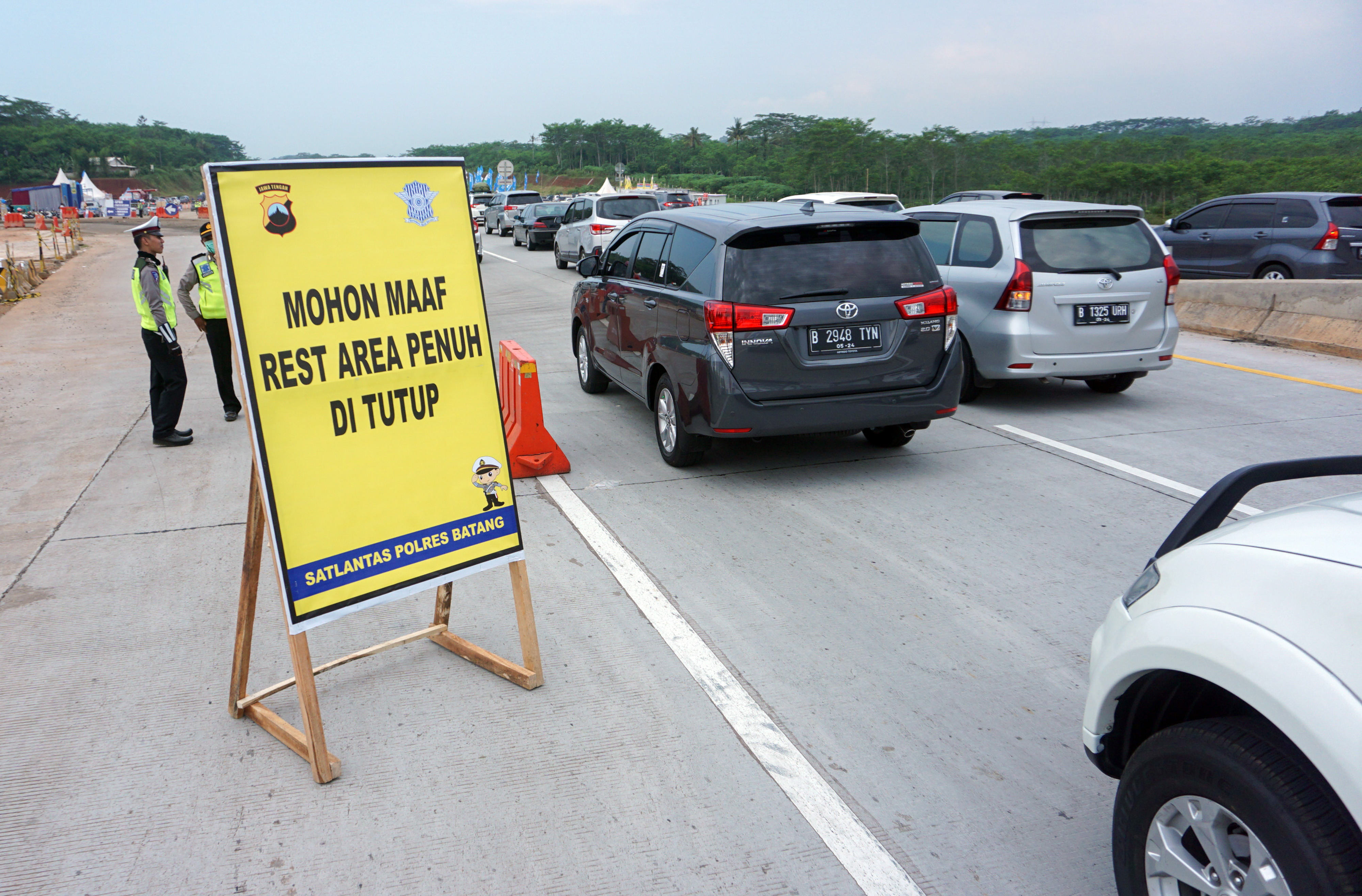 Buka tutup rest area saat penuh.