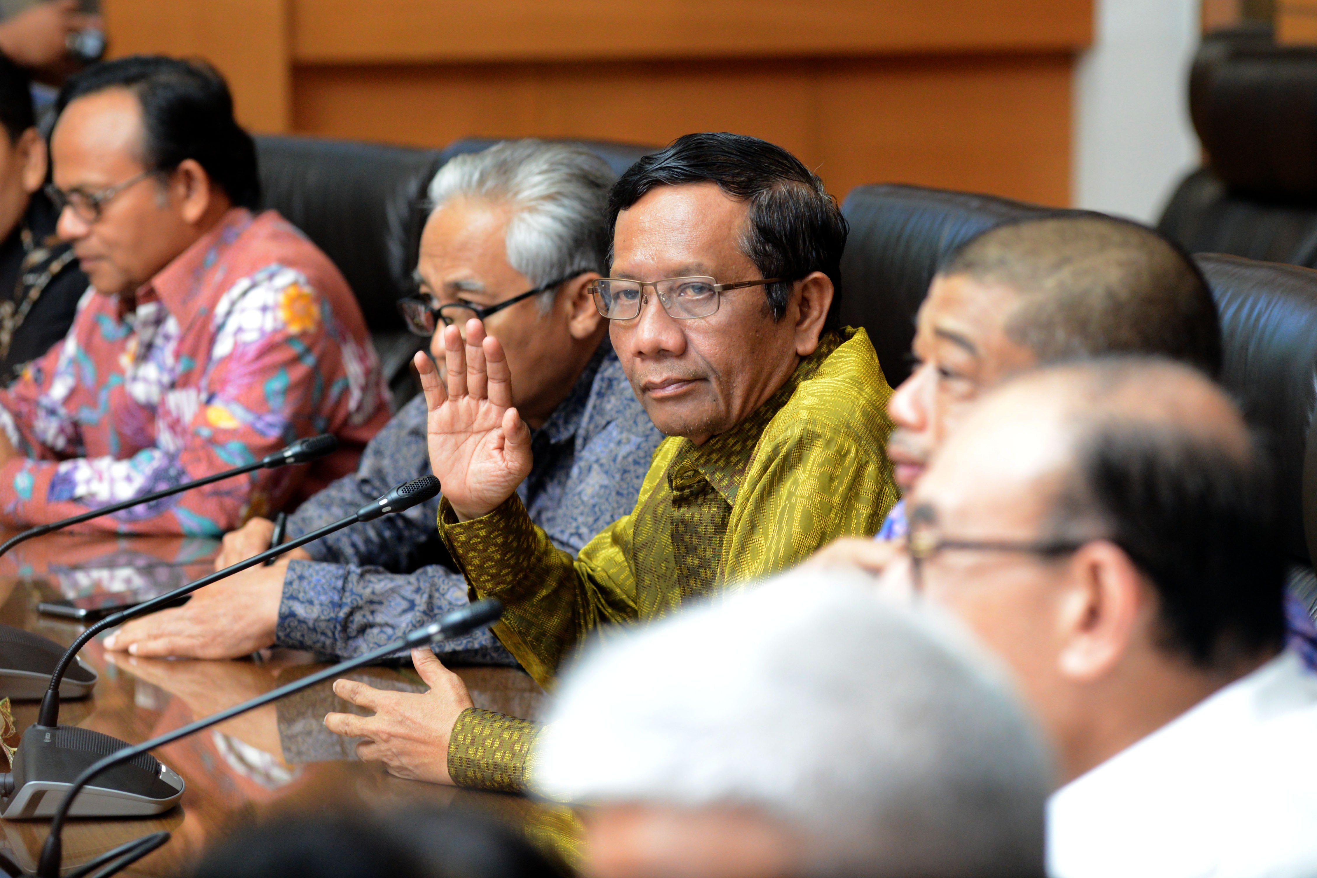 Pakar Hukum Tata Negara Mahfud MD (tengah, baju kuning)