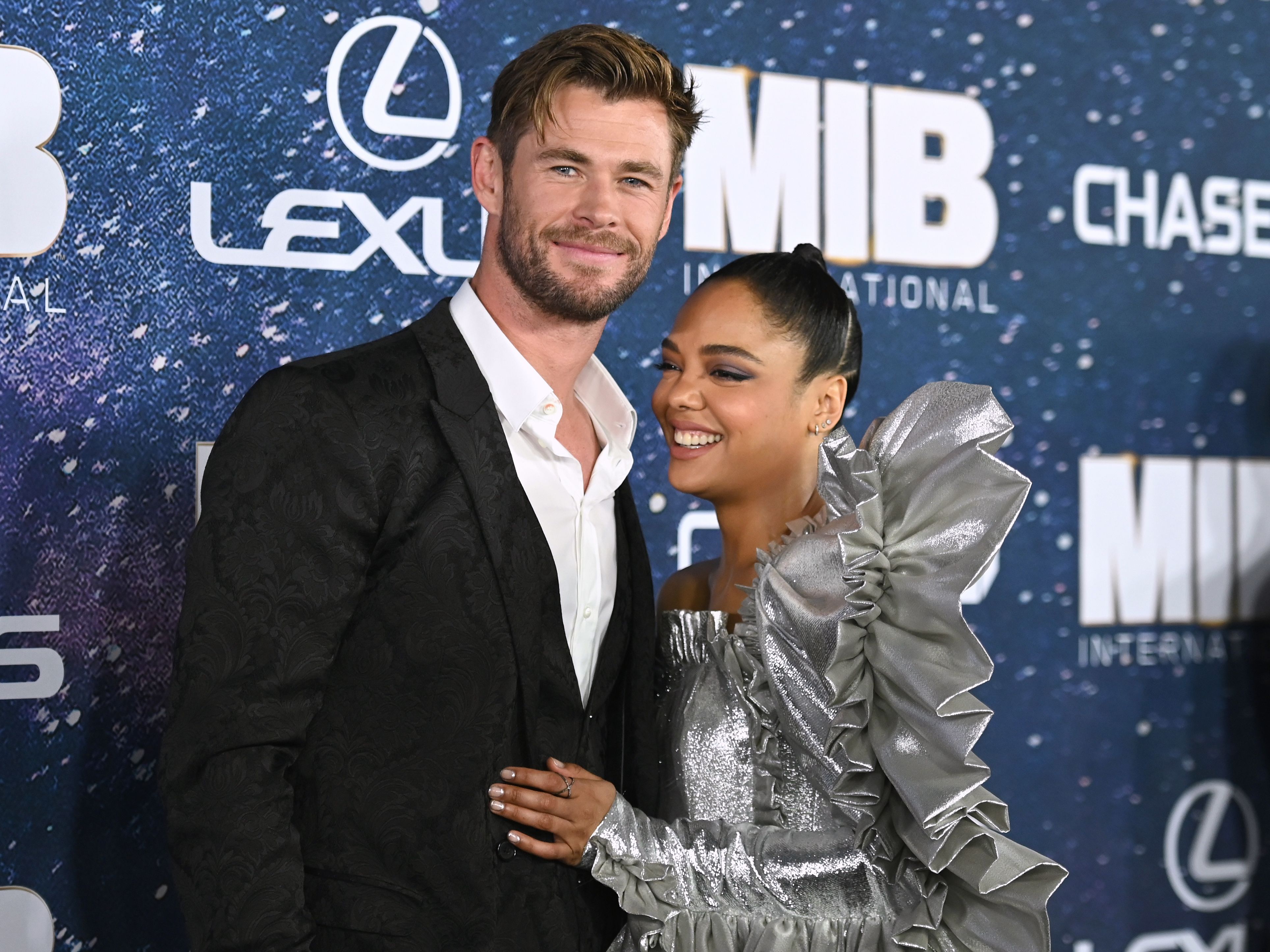Pemeran utama film Men in Black: International Chris Hemsworth (kiri) dan Tessa Thompson
