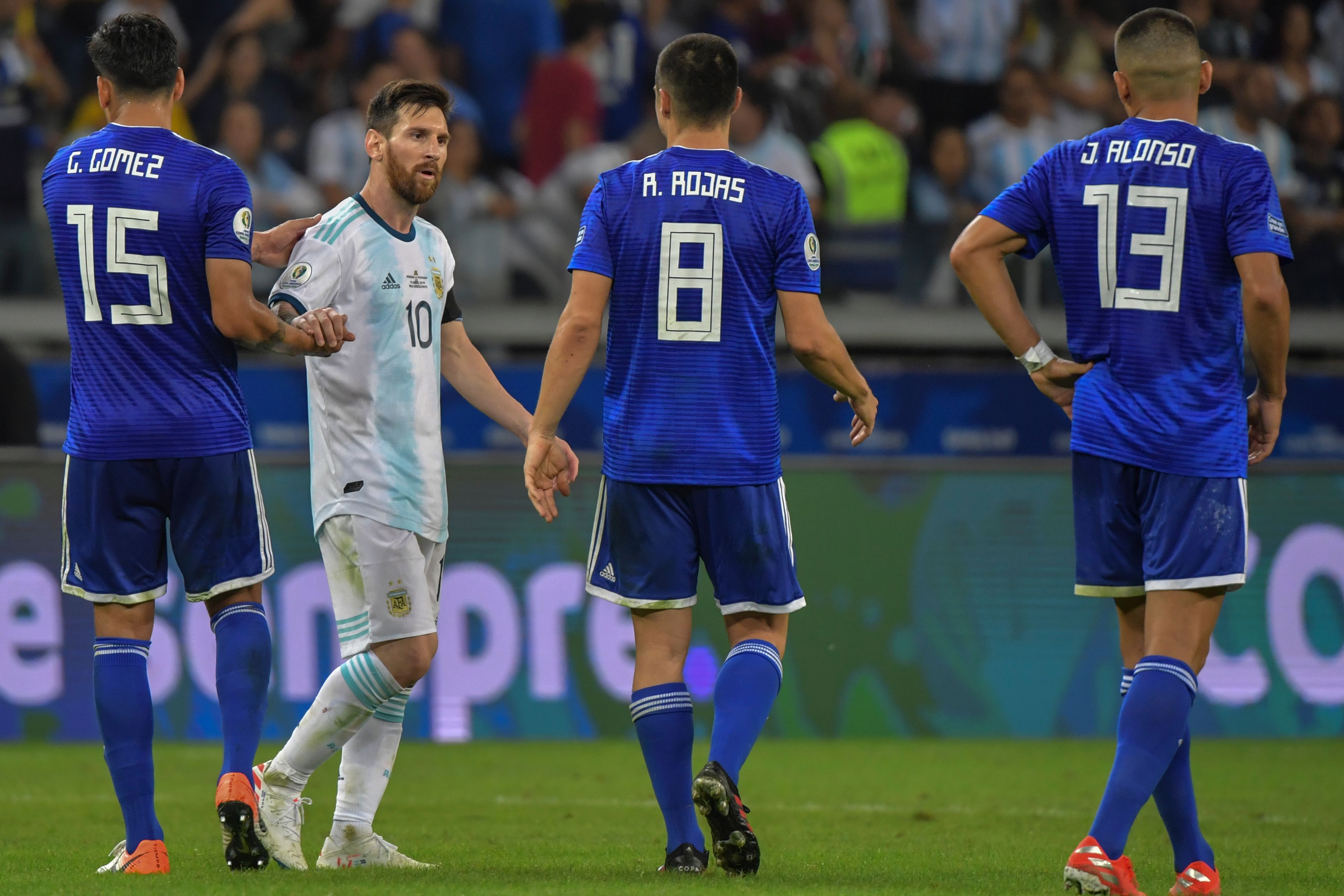 Bintang Argentina Lionel Messi menyelamati para pemain Paraguay selepas laga Copa America