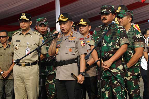 Kapolri Jenderal Tito Karnavian (tengah)  apel gabungan persiapan pengamanan sidang MK di Lapangan Monas