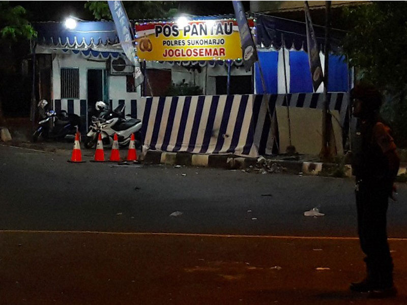 Seorang anggota kepolisian menjaga lokasi kejadian ledakan di Pos Pantau Arus Mudik Joglosemar, Kartasura, Sukoharjo, Jawa Tengah, Selasa (4