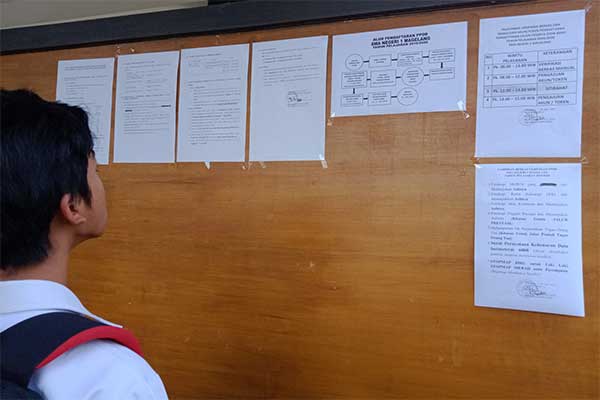 Ilustrasi -- Seorang siswa melakukan verifakisi berkas sebagai pendaftar penerimaan pesertadidik baru (PPDB) 