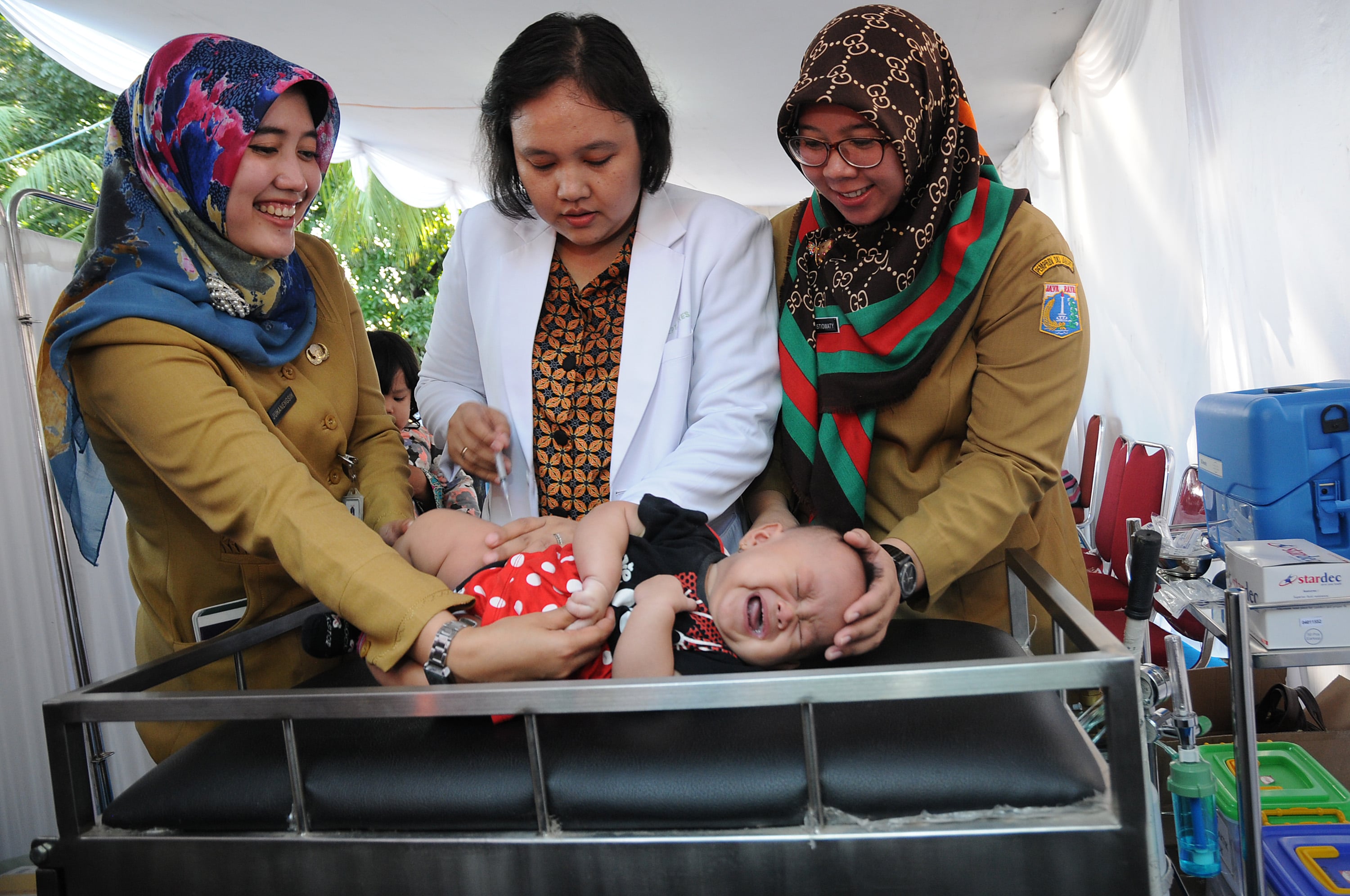 Pemerintah menargetkan tenaga kesehatan di puskesmas terpenuhi pada 2024. 