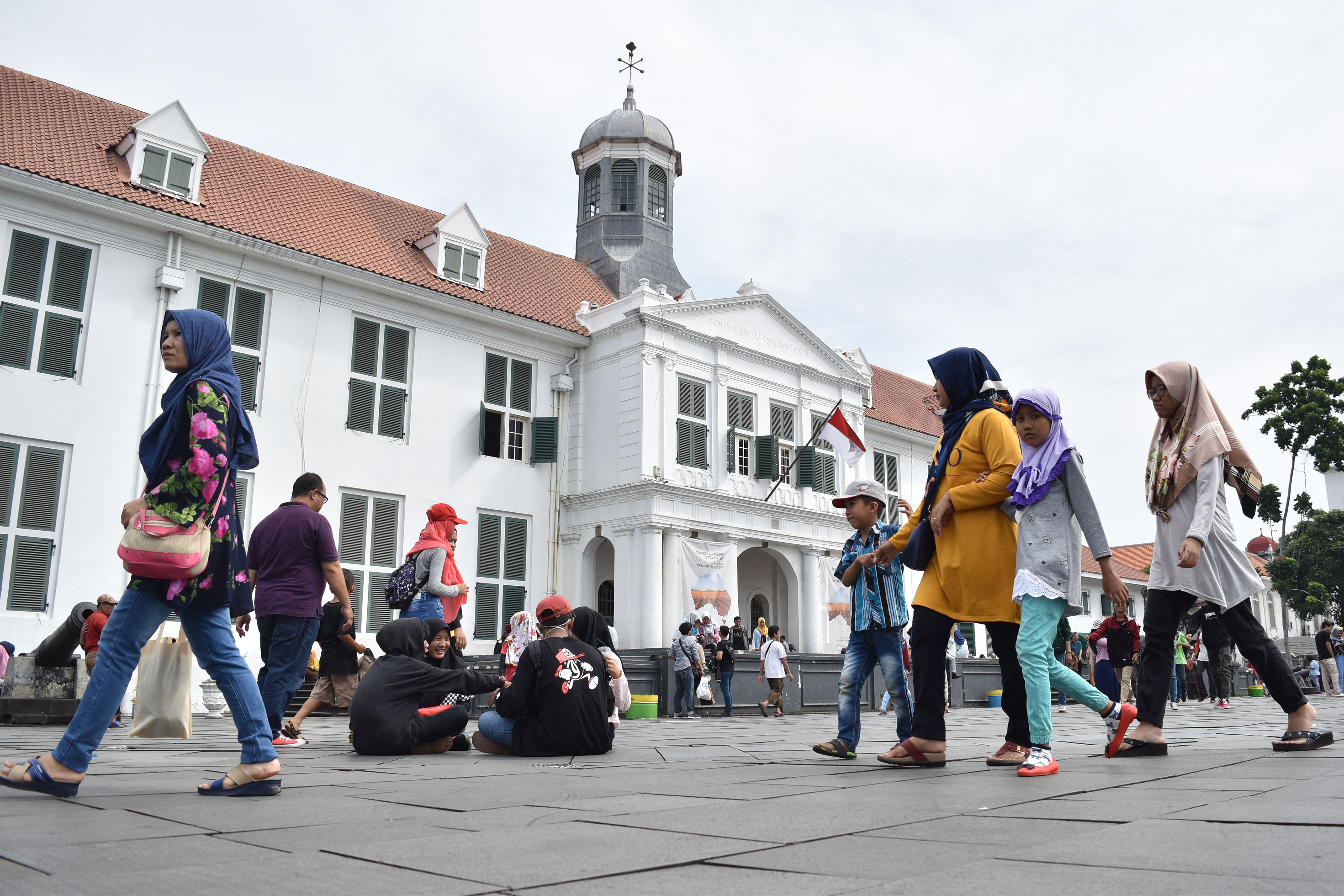 Wisatawan menikmati kawasan Kota Tua, Jakarta.