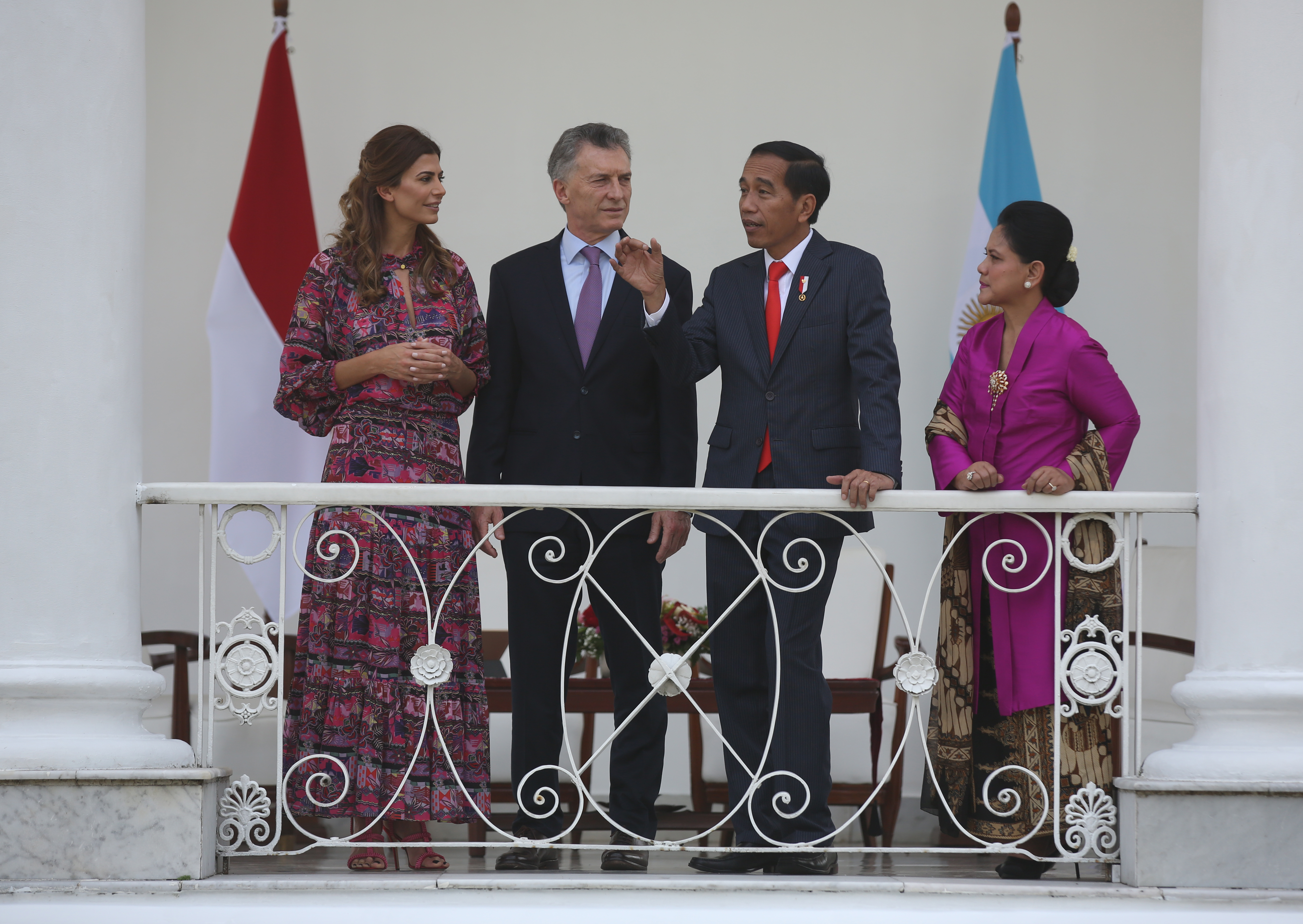 Presiden Joko Widodo (kedua dari kanan) berbicara dengan Presiden Argentina Mauricio Macri didampingi istri masing-masing di Istana Bogor.