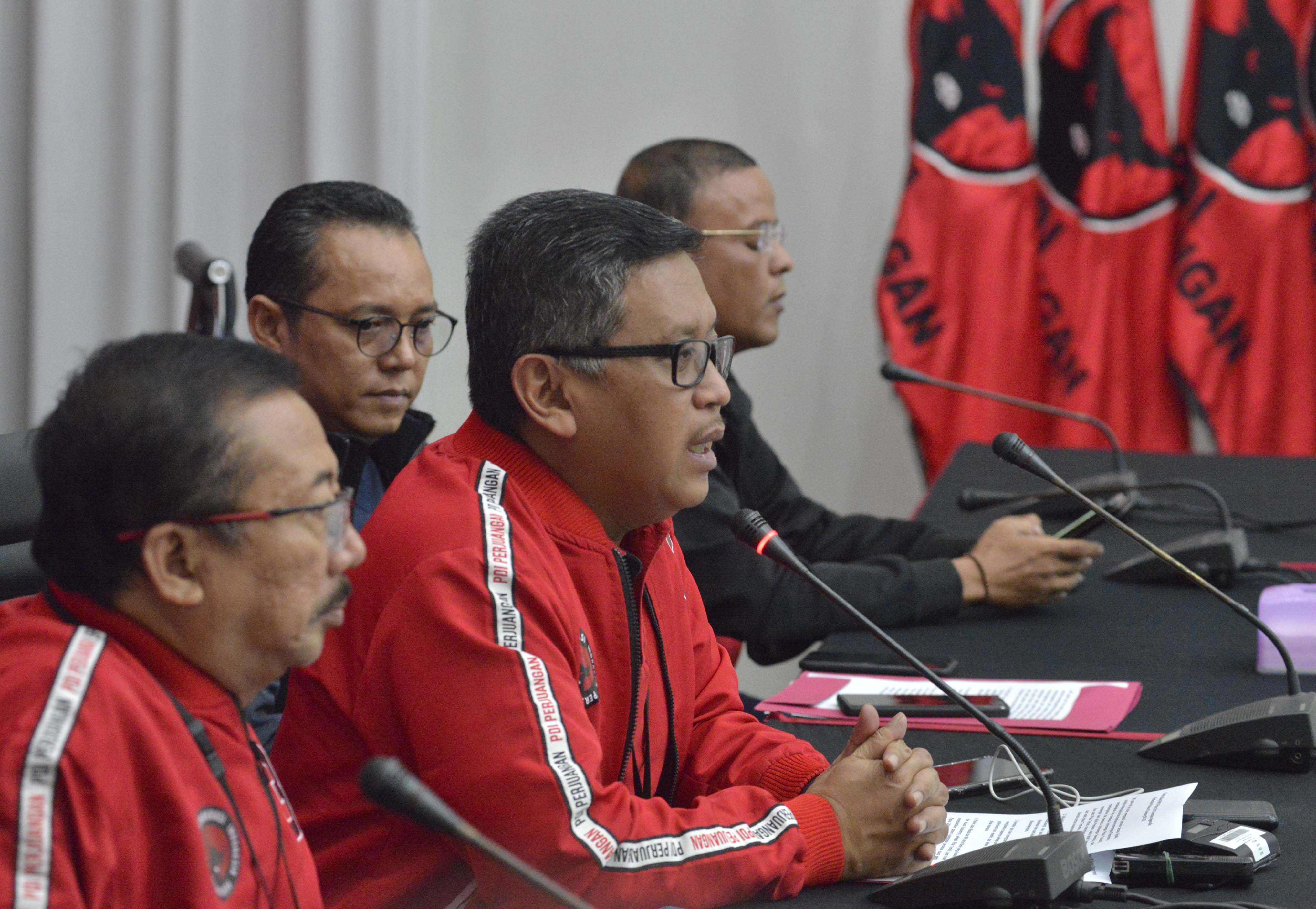  Sekjen PDIP Hasto Kristiyanto bersama (kedua dari kanani)