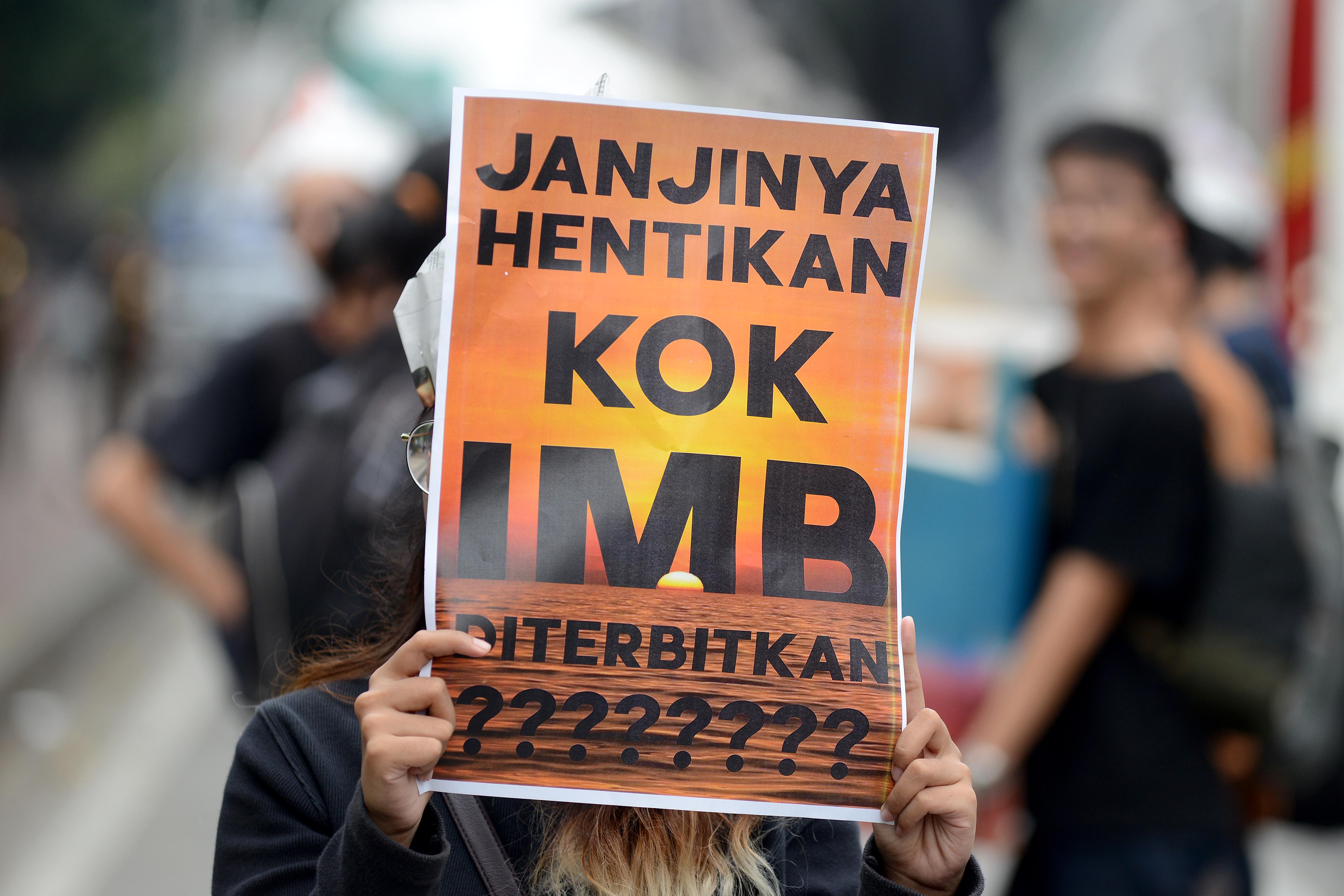 BEM UI menggelar aksi unjuk rasa damai mengkiritik inkonsistensi Gubernur DKI Jakarrta Anies Baswedan terkait reklamasi.