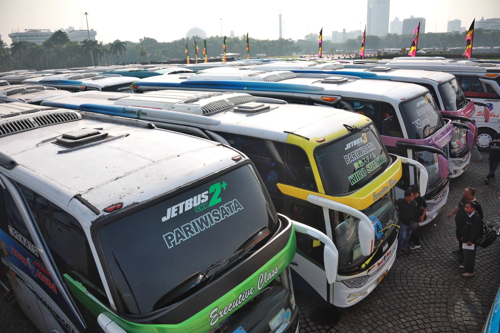  Pemudik mengikuti mudik bersama yang diprakarsai oleh Pemprov DKI Jakarta di kawasan Silang Monas, Jakarta