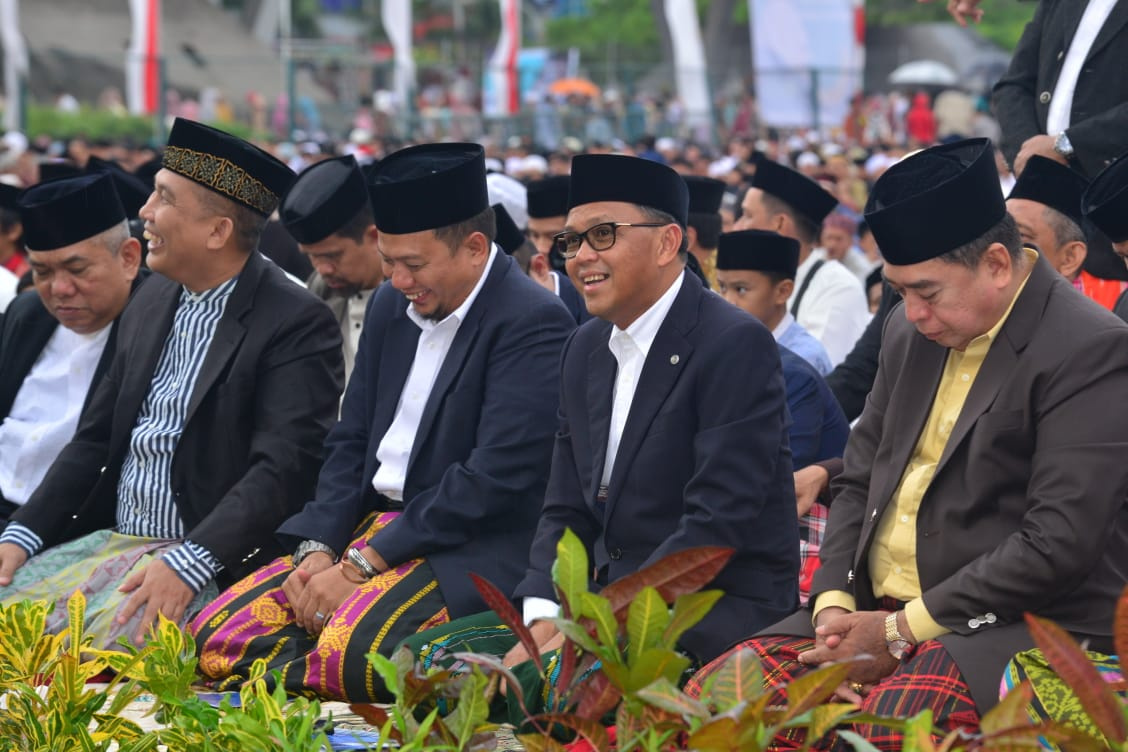 Gubernur Sulsel Nurdin Abdullah (kedua dari kanan) saat salat di Lapangan Karebosi Makassar, Rabu (5/6).