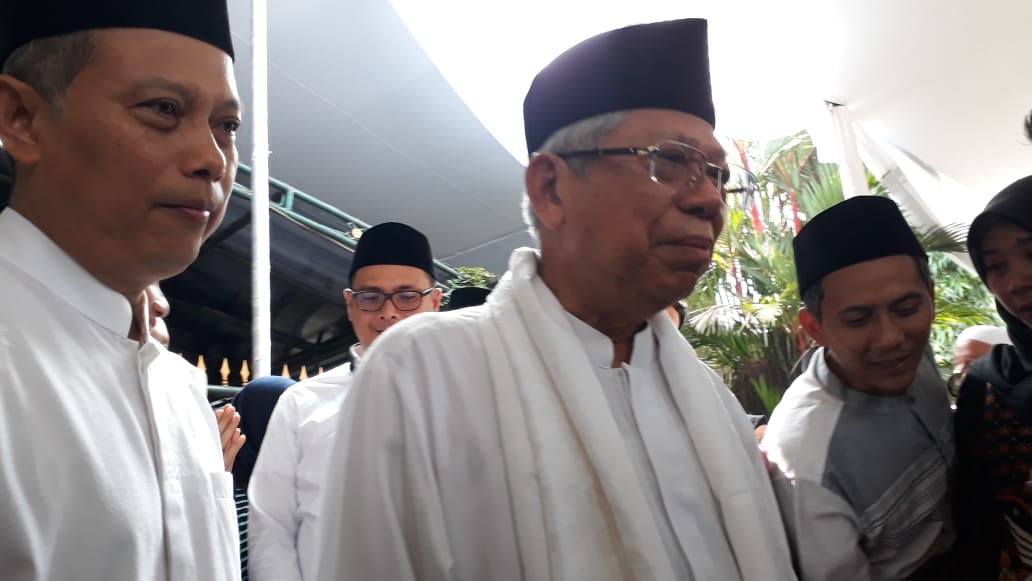KH Ma'ruf Amin memimpin salat jenazah mantan ibu negara Ani Yudhoyono di Pendopo Puri Cikeas, Minggu (2/6)