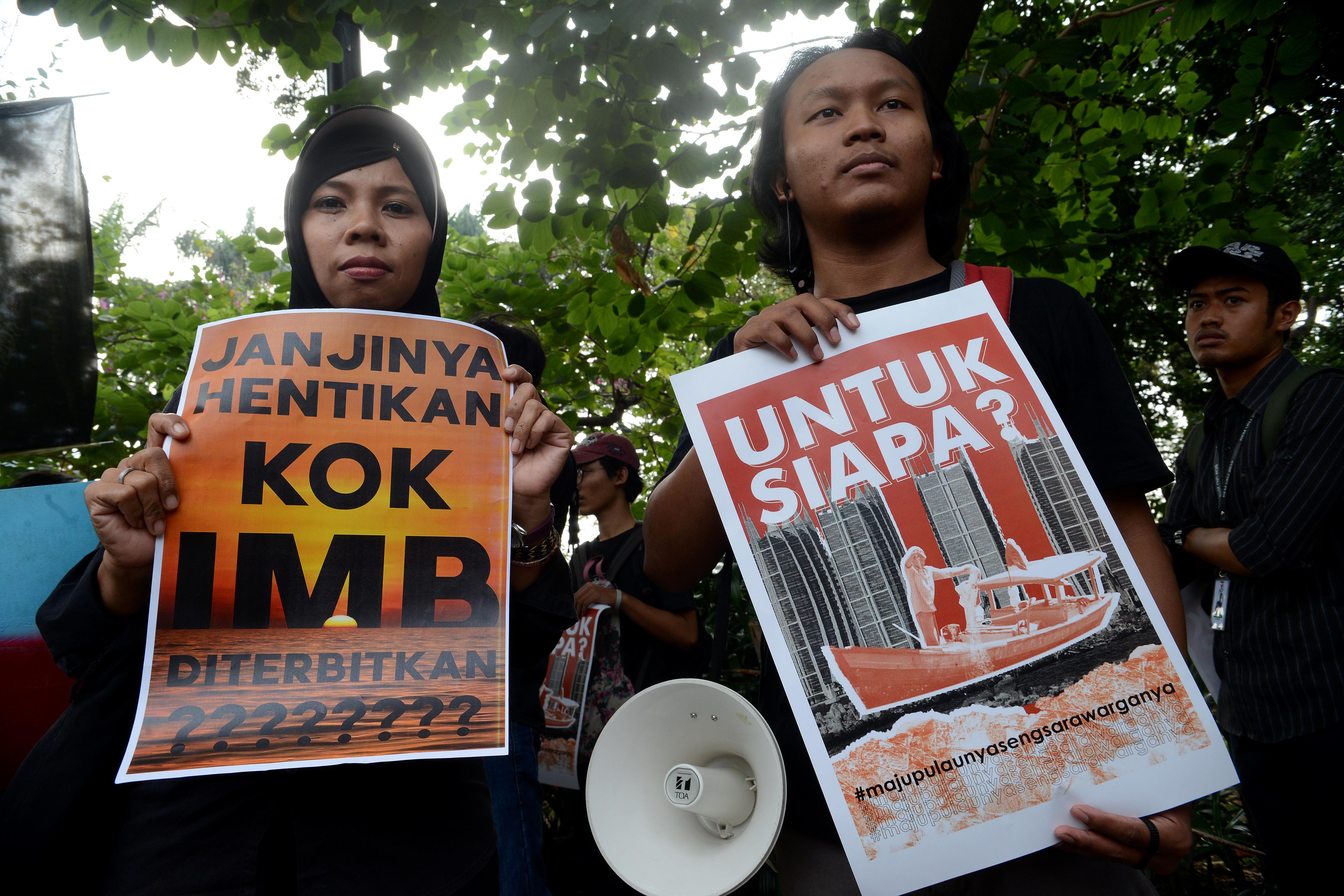 BEM UI menggelar aksi unjuk rasa damai mengkiritik inkonsistensi Gubernur DKI Jakarrta Anies Baswedan terkait reklamasi.