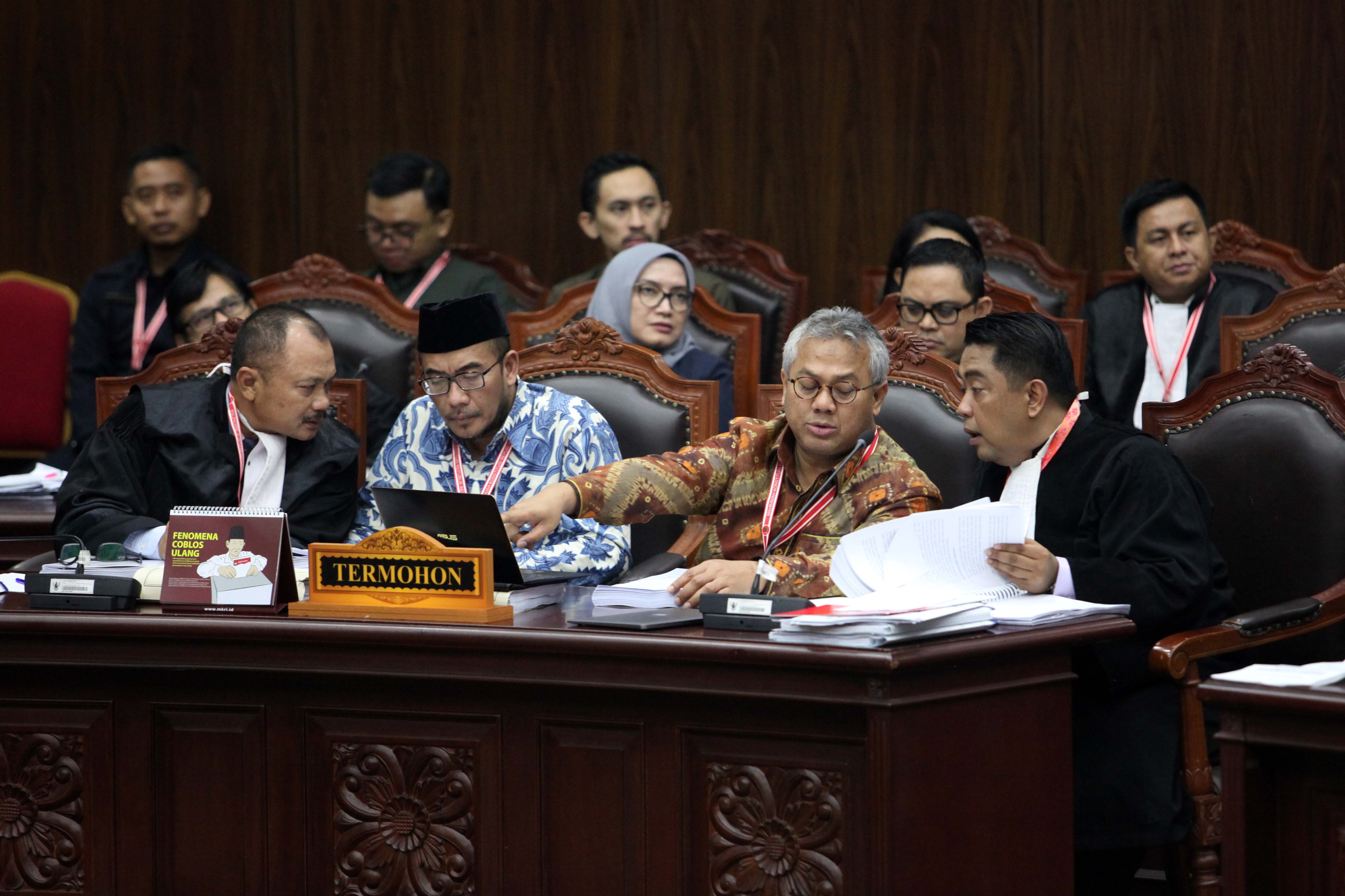 Ketua KPU Arief Budiman (kedua kanan) bersama tim kuasa hukum termohon dalam sidang sengketa di Mahkamah Konstitusi