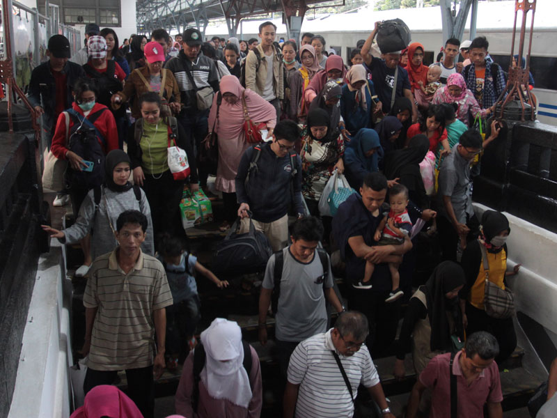 Penumpang kereta api Tawang Jaya Lebaran tiba di Stasiun Pasar Senen, Jakarta.