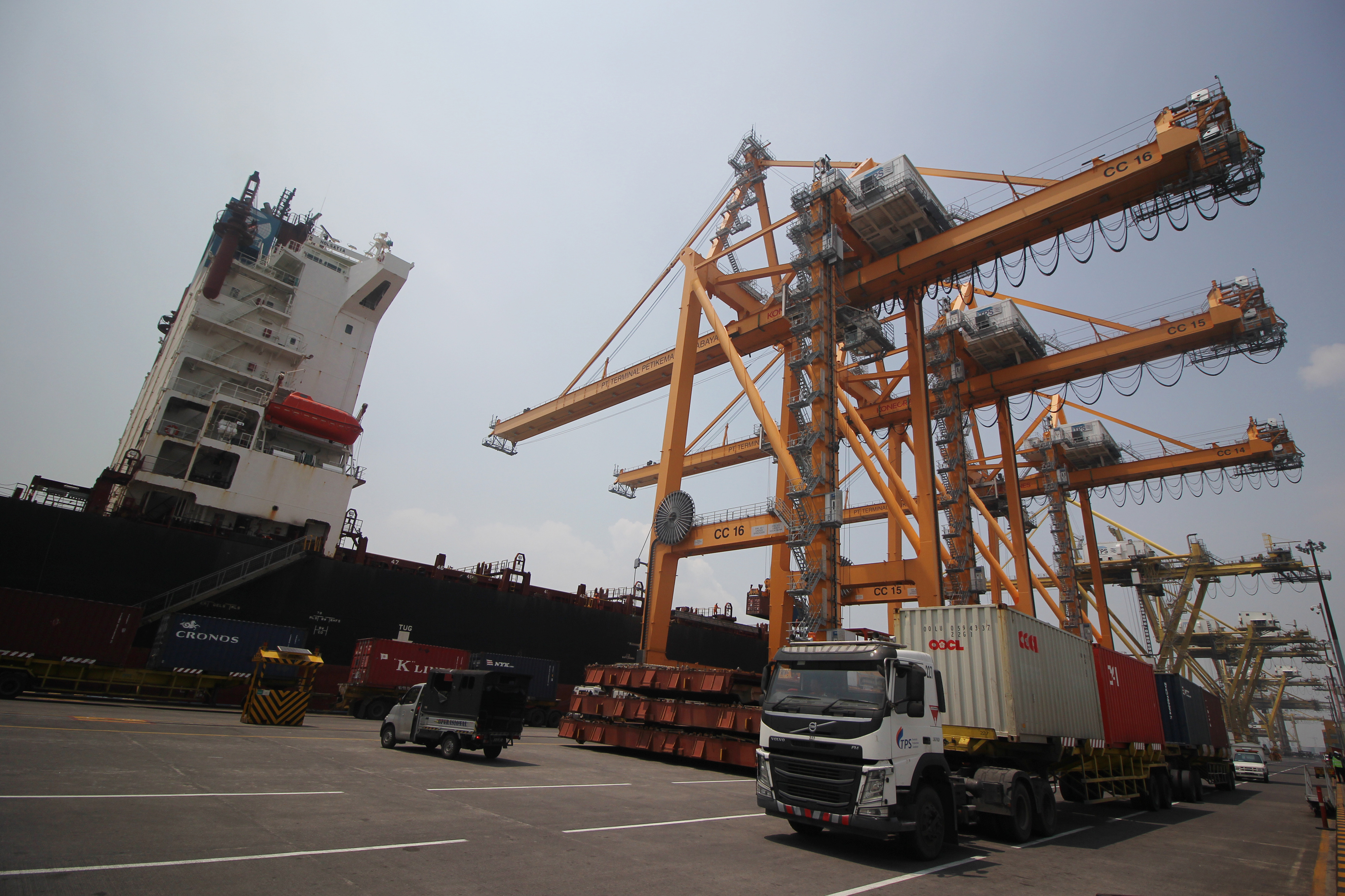 Aktivitas bongkar muat peti kemas di Dermaga Internasional PT Terminal Petikemas Surabaya (TPS), 