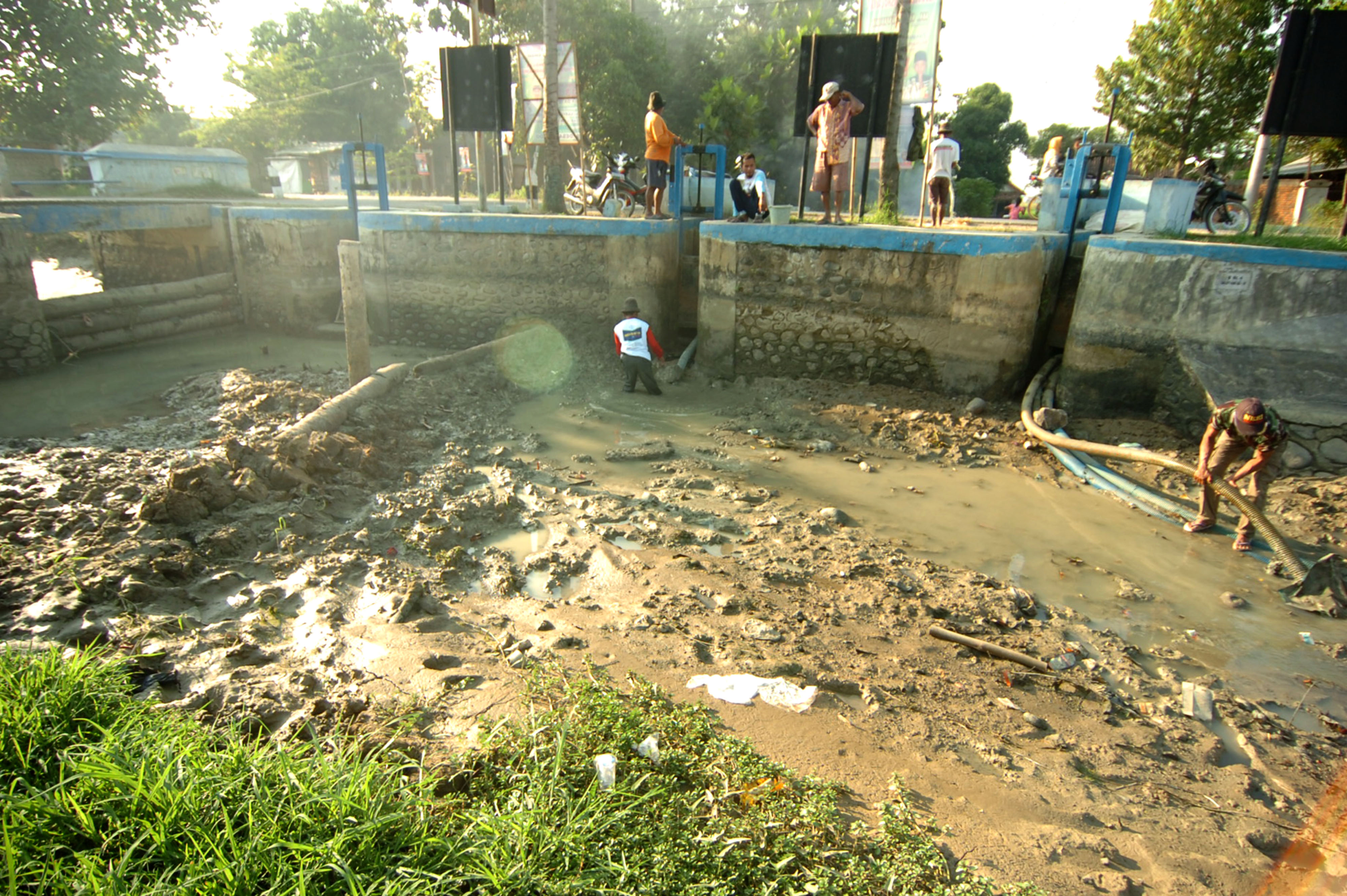  Petani membendung aliran sungai di Desa Sigentong, Kabupaten Tegal, Jawa Tengah,